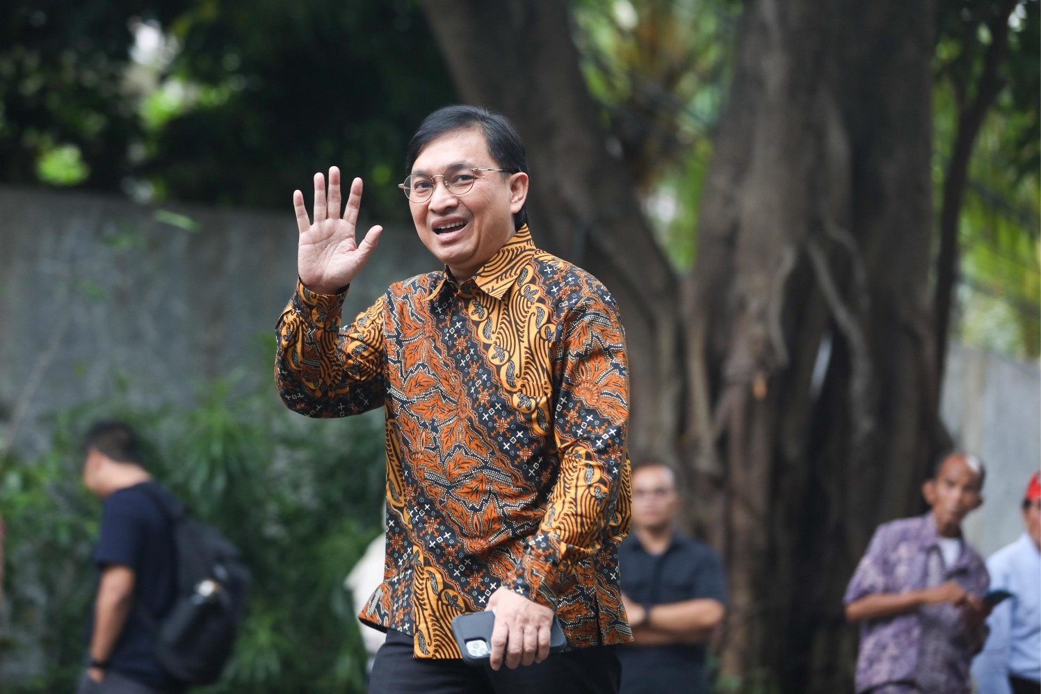 Musisi & Pianis Yovie Widianto menyapa wartawan setibanya di kediaman Presiden Terpilih Prabowo Subianto di Jakarta, Selasa (15/10/2024). (Sumber gambar: Bisnis/Himawan L Nugraha) Musisi & Pianis Yovie Widianto menyapa wartawan setibanya di kediaman Presiden Terpilih Prabowo Subianto di Jakarta, Selasa (15/10/2024). (Sumber gambar: Bisnis/Himawan L Nugraha)