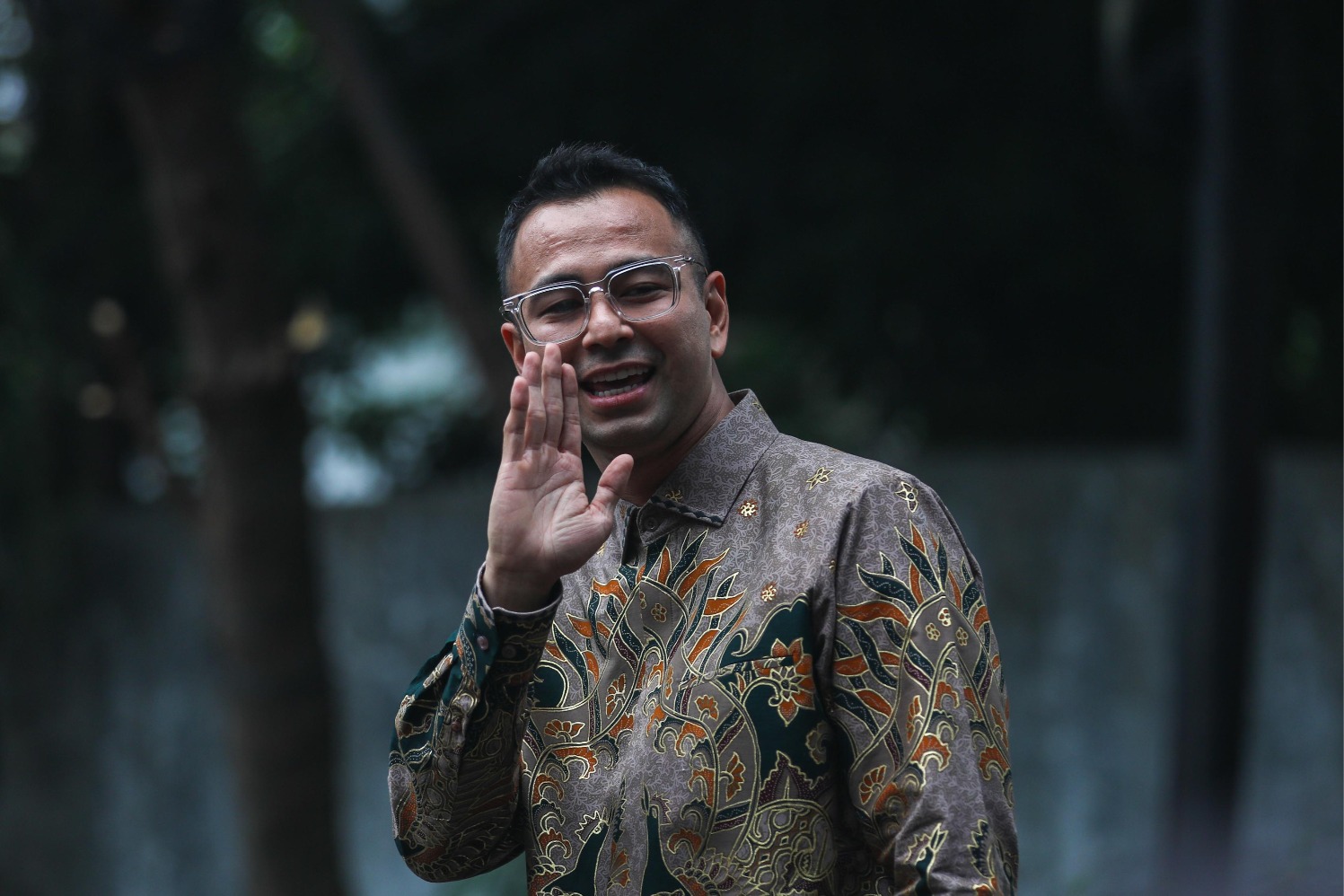 Artis Raffi Ahmad menyapa wartawan setibanya di kediaman Presiden Terpilih Prabowo Subianto di Jakarta, Selasa (15/10/2024). (Sumber gambar: Bisnis/Himawan L Nugraha) Artis Raffi Ahmad menyapa wartawan setibanya di kediaman Presiden Terpilih Prabowo Subianto di Jakarta, Selasa (15/10/2024). (Sumber gambar: Bisnis/Himawan L Nugraha)