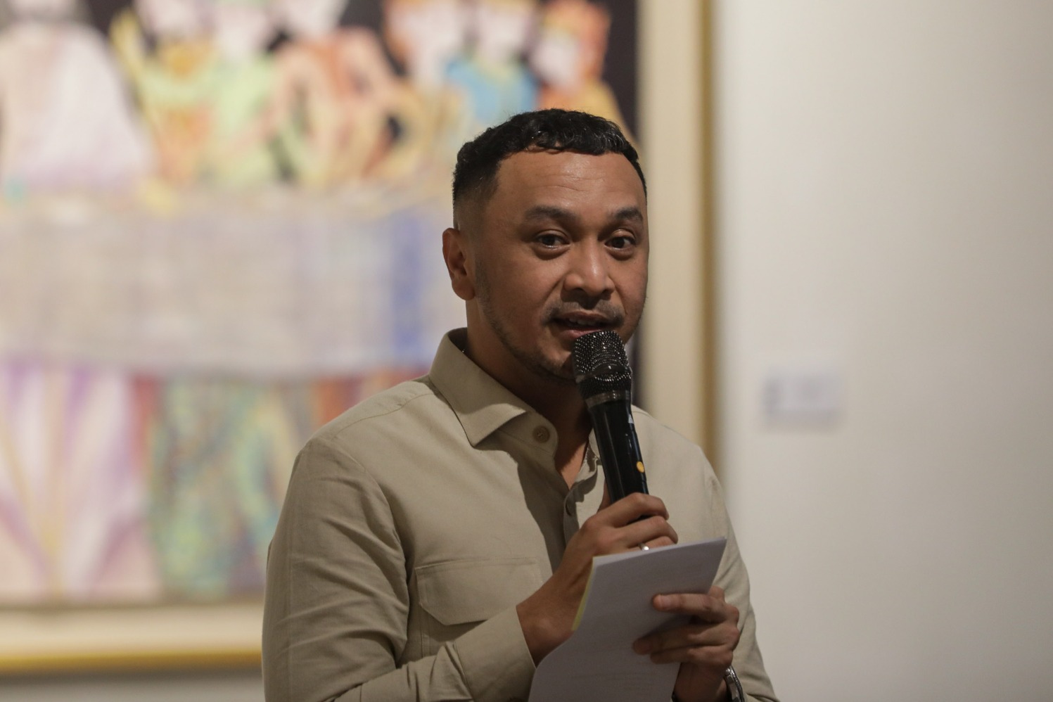 Wakil Menteri Kebudayaan Giring Ganesha memberikan kata sambutan saat pembukaan pameran bertajuk The Holy Journey di Galeri Zen1, Jakarta, Selasa (26/11/2024). (Sumber gambar: : Bisnis/Arief Hermawan P)