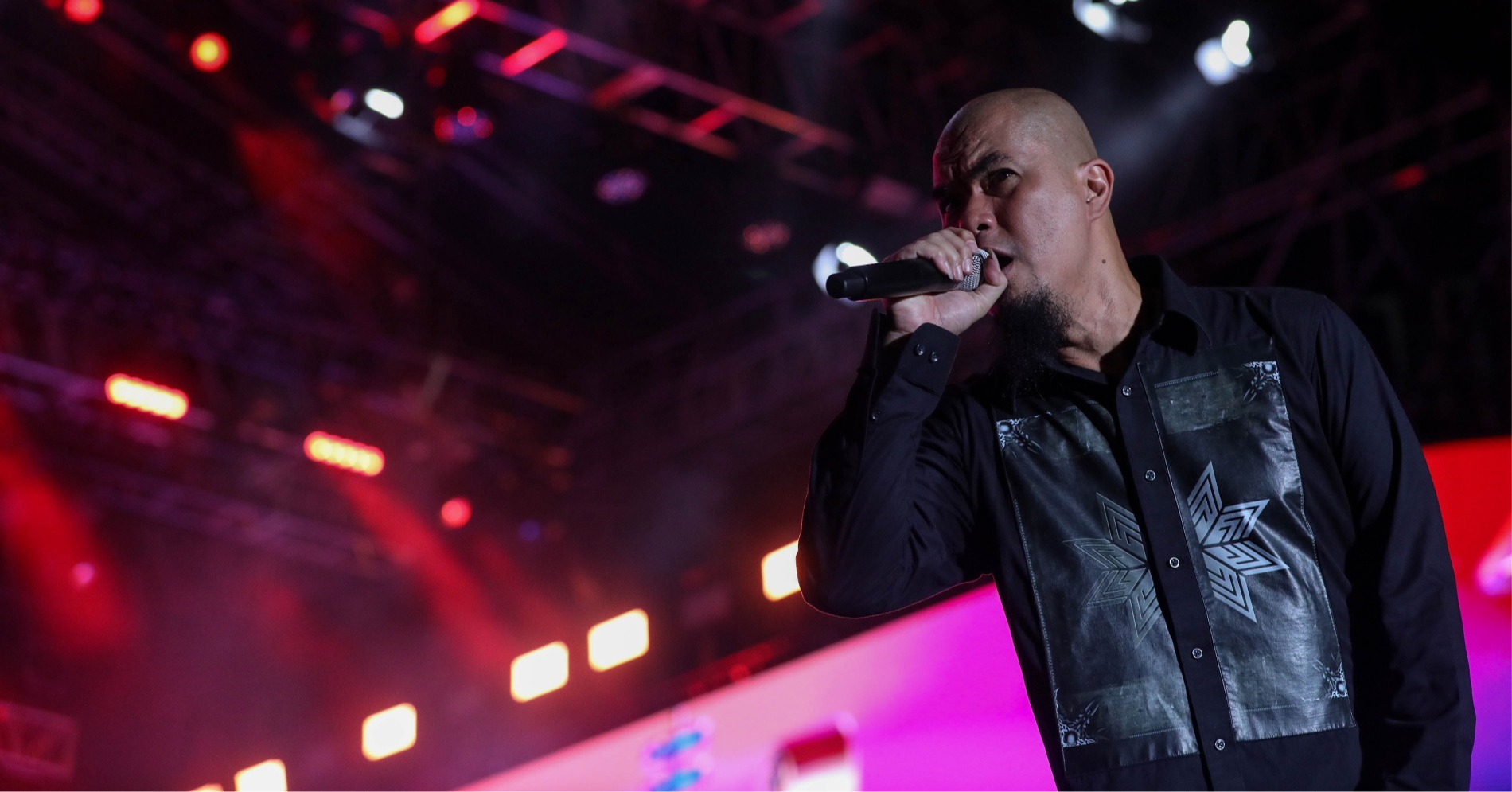 Penampilan Grup Musik Dewa 19 feat Ari Lasso saat berlangsungnya acara BNI Loud Fest Vol.2 2023 di Stadion Utama Gelora Bung Karno, Jakarta, Minggu (23/6/2023). (Sumber gambar: JIBI/Bisnis/Eusebio Chrysnamurti)