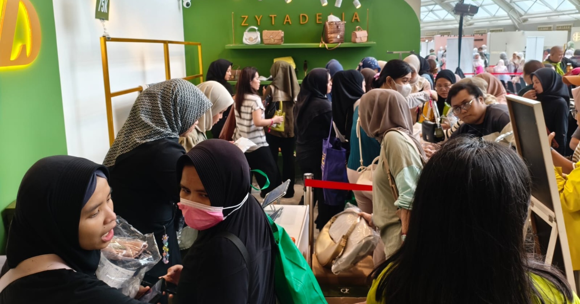 Pengunjung berburu koleksi dari Zyta Delia (sumber : Dewi Andriani) 