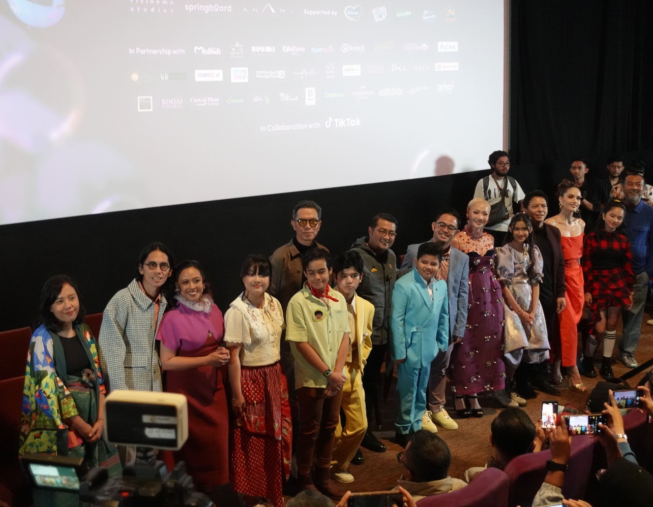 Menteri Ekonomi Kreatif (Menekraf) Teuku Riefky Harsya bersama para pemain film Jumbo (Sumber gambar: Chelsea Venda/Hypeabis.id)