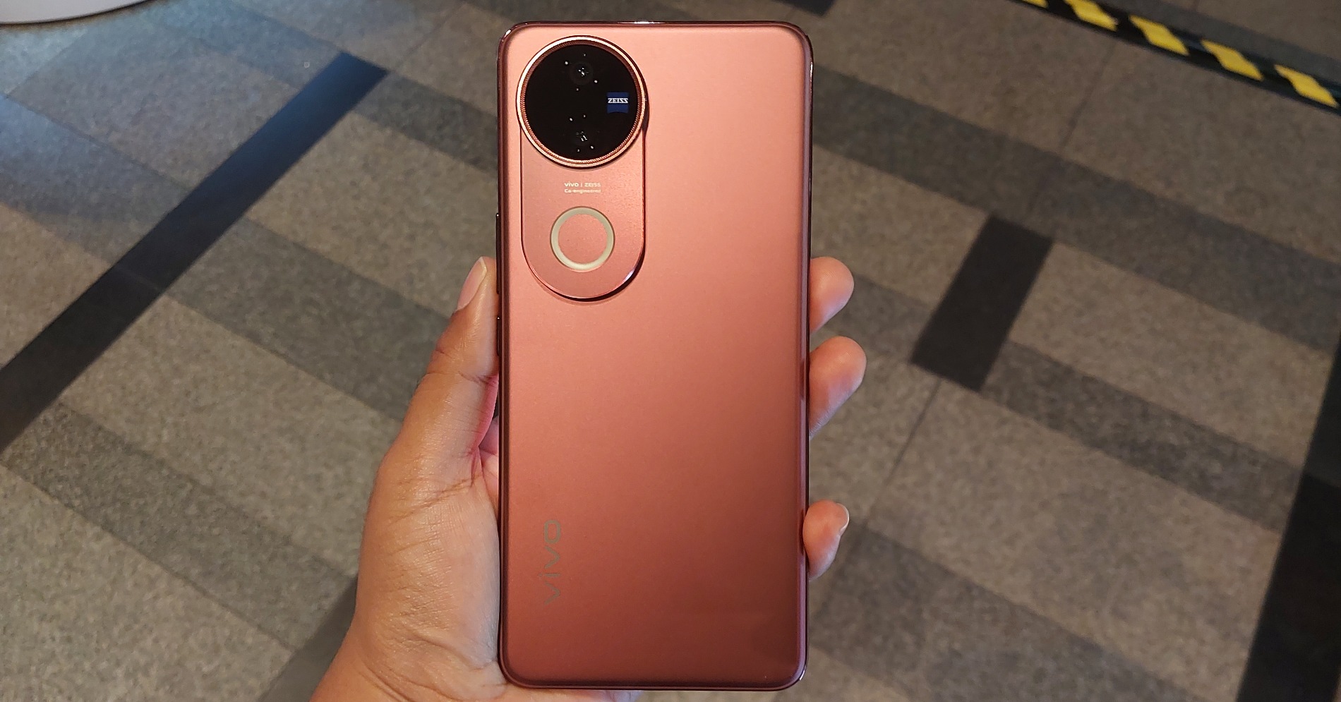 Tampilan Vivo V50. (Sumber foto: Desyinta Nuraini/Hypeabis.id) Tampilan Vivo V50. (Sumber foto: Desyinta Nuraini/Hypeabis.id)