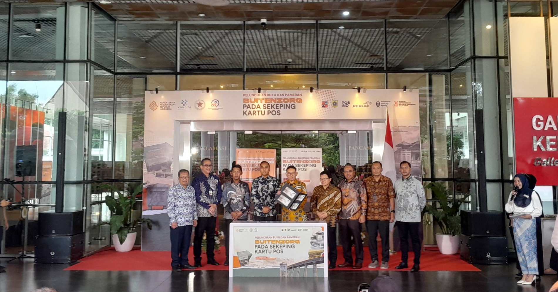 Menteri Kebudayaan Republik Indonesia, Fadli Zon saat membuka pameran filateli bertajuk Buitenzorg Pada Sekeping Kartu Pos di Museum Kepresidenan RI Balai Kirti Menteri Kebudayaan Republik Indonesia, Fadli Zon saat membuka pameran filateli bertajuk Buitenzorg Pada Sekeping Kartu Pos di Museum Kepresidenan RI Balai Kirti