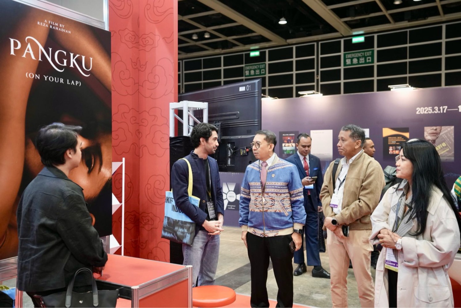 Menbud Fadli Zon bertemu Reza Rahardian saatmelawat ke pertemuan perfilman dunia di Hong Kong International Film & TV Market (FILMART) 2025. (sumber gambar: Kemenkebud) Menbud Fadli Zon bertemu Reza Rahardian saatmelawat ke pertemuan perfilman dunia di Hong Kong International Film & TV Market (FILMART) 2025. (sumber gambar: Kemenkebud)