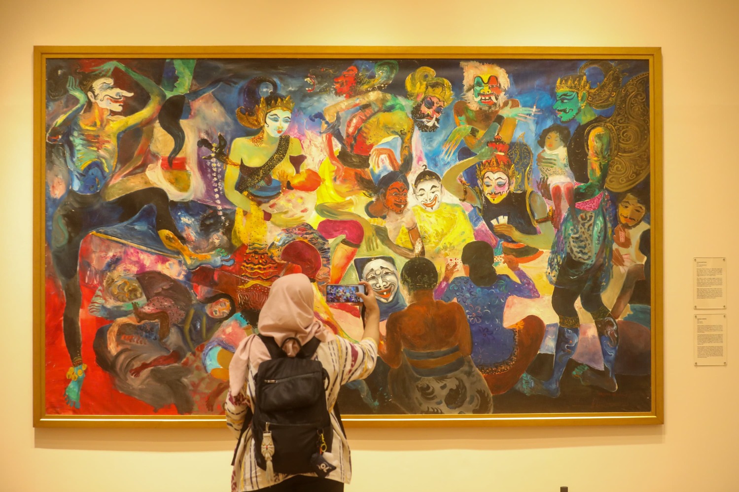 Pengunjung mengambil foto karya Hendra Gunawan bertajuk Arjuna Menyusui Pengunjung mengambil foto karya Hendra Gunawan bertajuk Arjuna Menyusui