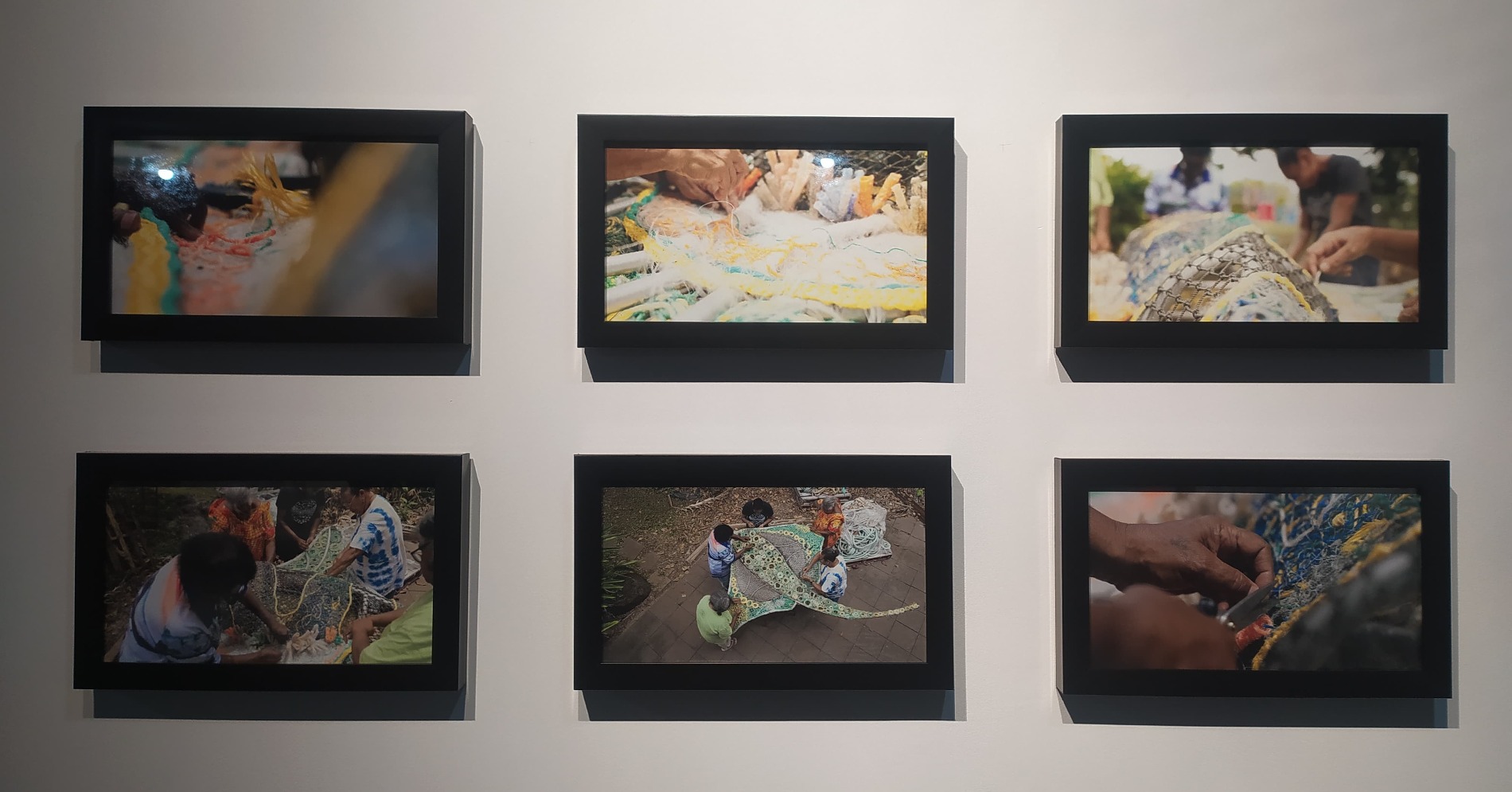 Dokumentasi pembuatan karya dari jaring bekas oleh komunitas Erub Arts 