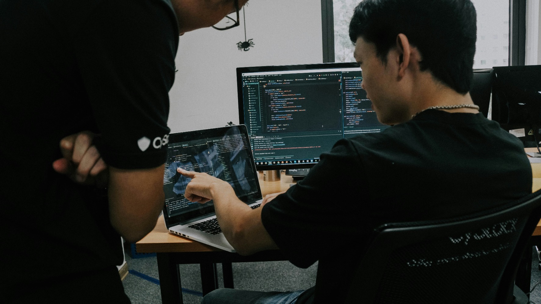 Seseorang tengah bekerja (Sumber gambar: Unsplash/ Shamin Haky)