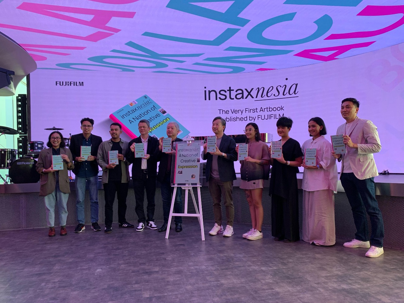 Buku Instaxnesia: A Nation of Creative Expression. (Sumber gambar: Hypeabis.id/Luke Andaresta)