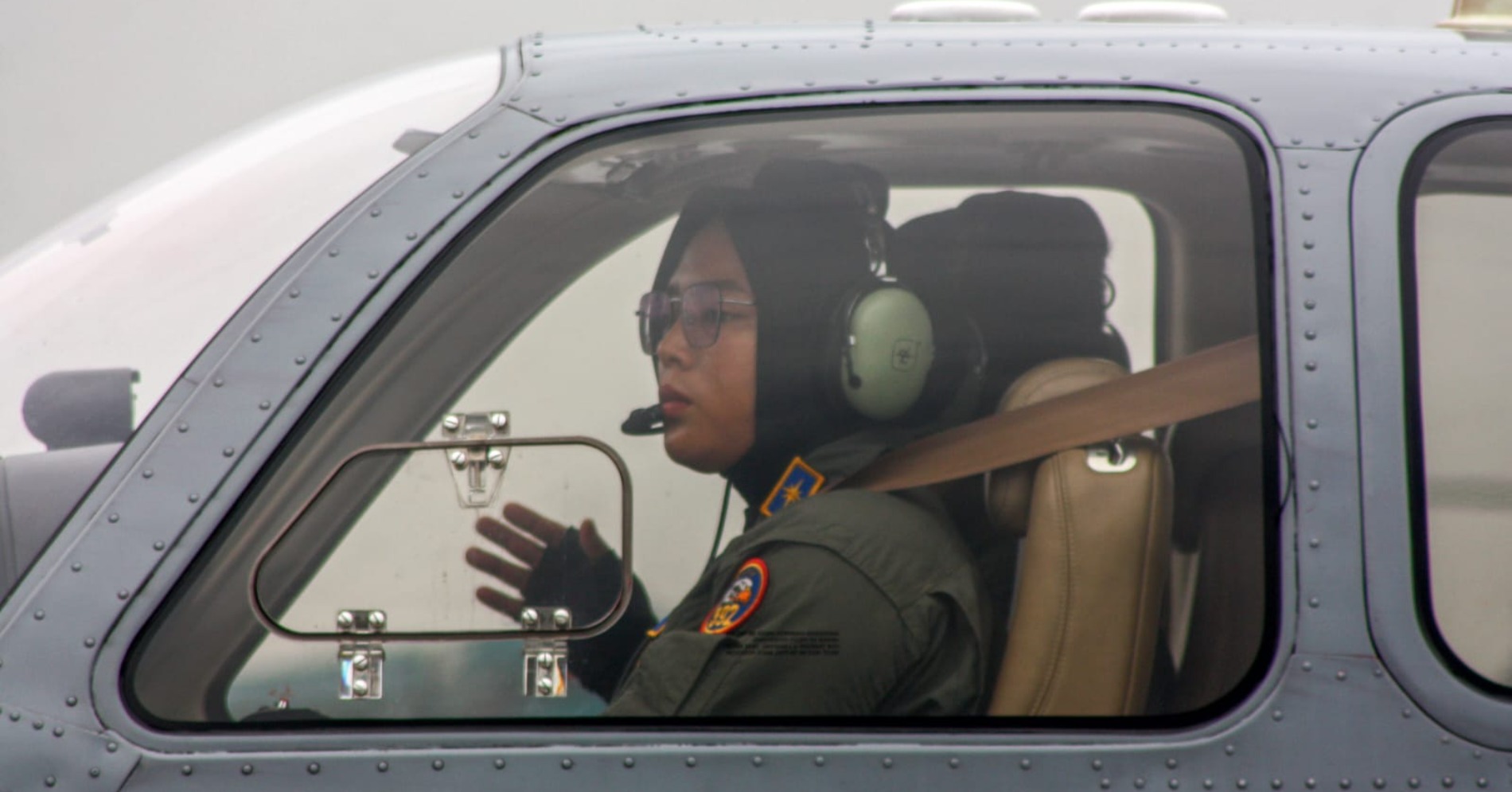 Nadia saat menerbangkan pesawat TNI AL. (Sumber gambar: Istimewa)