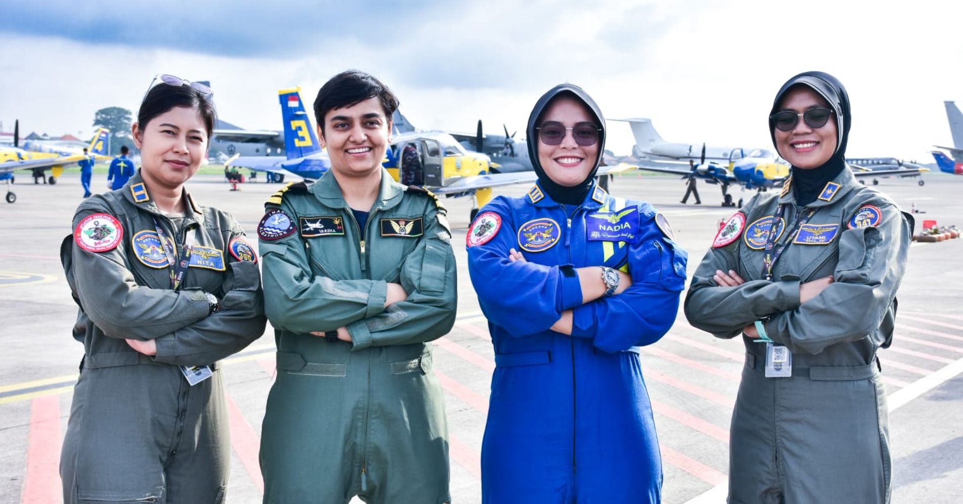 Nadia (baju biru) bersama rekan-rekannya di kesatuan. (Sumber gambar: Istimewa)