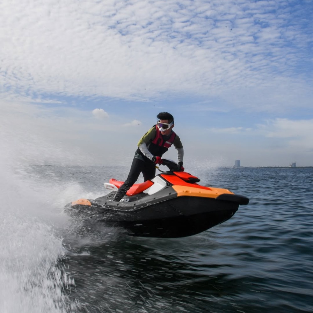 Bermain jetski (Sumber gambar: Instagram/caristheobonancy/difpri/kennethjntn) Bermain jetski (Sumber gambar: Instagram/caristheobonancy/difpri/kennethjntn)