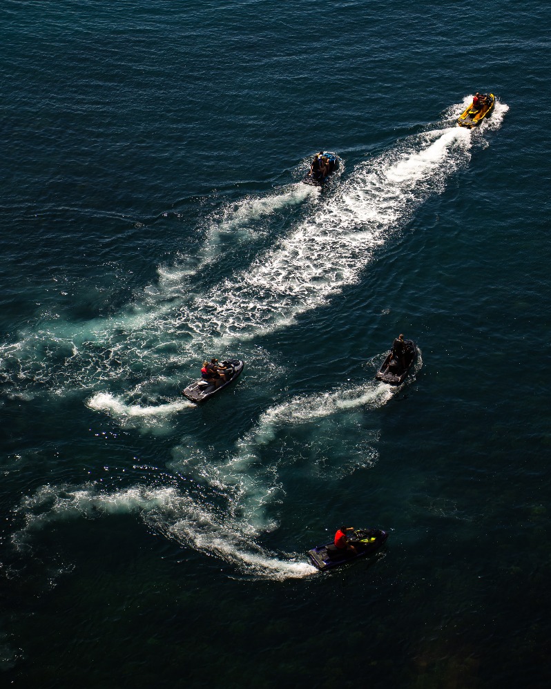 Bermain jetski (Sumber gambar: Unplash/ Misagh Laghaei) Bermain jetski (Sumber gambar: Unplash/ Misagh Laghaei)