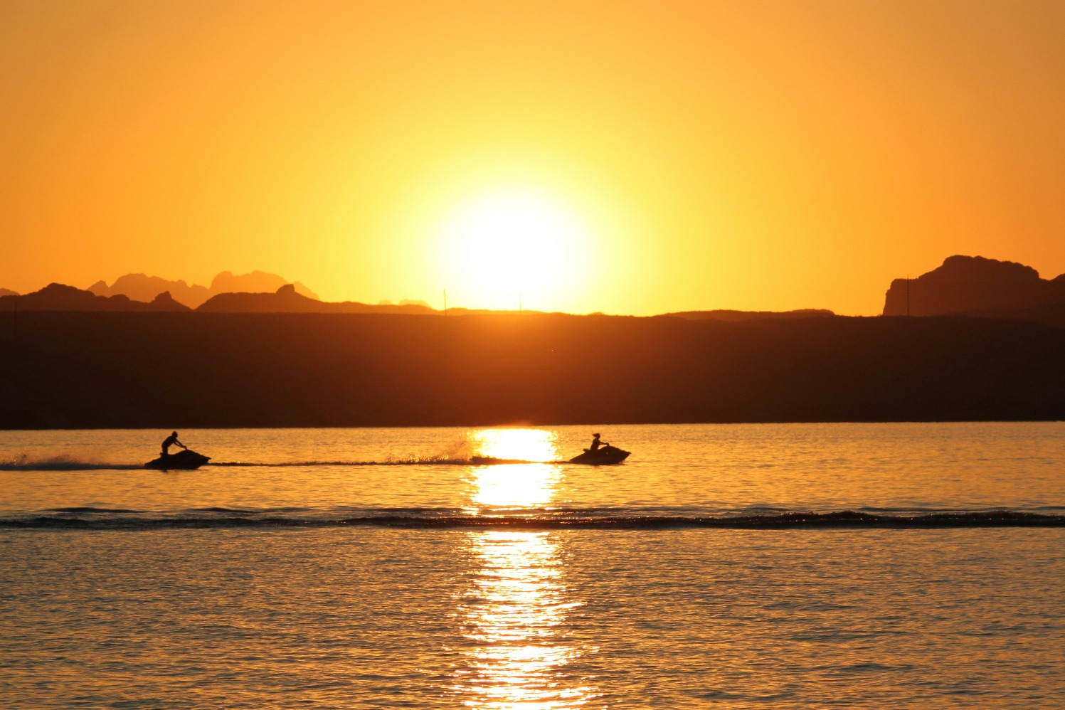 Bermain jetski (Sumber gambar: Unsplash/Susan Weber) Bermain jetski (Sumber gambar: Unsplash/Susan Weber)