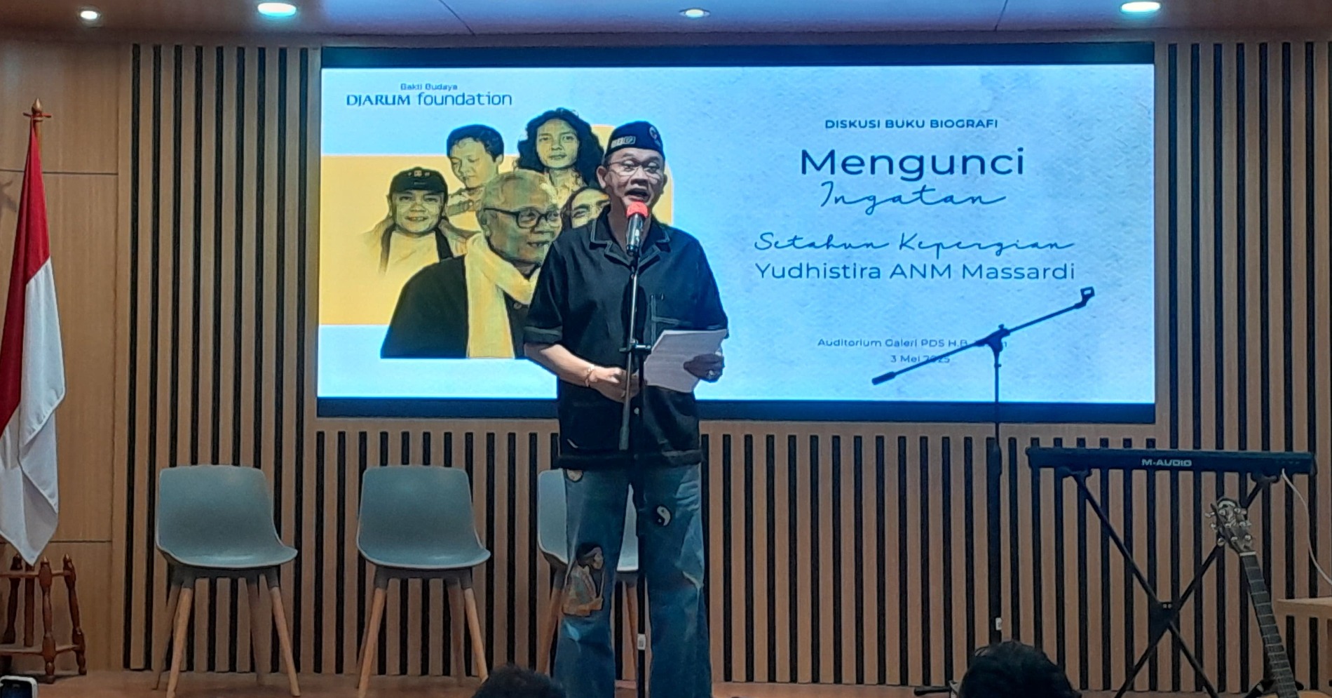 Komisaris PT Pembangunan Jaya Ancol Tbk, Lies Hartono, atau Cak Lontong saat membaca pusi dalam acara bedah buku Mengunci Ingatan: Biografi dan Catatan Kenangan Yudhistira A.N.M. Massardi di PDS HB Jassin, Jakarta 