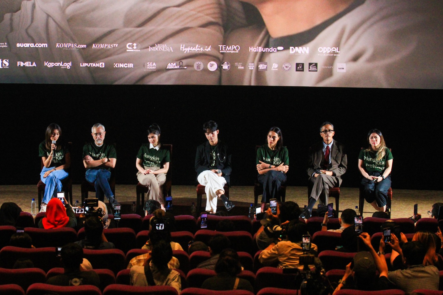 Para pemain film Mungkin Kita Perlu Waktu  (Sumber foto Hypeabis.id/Robby Fathan)