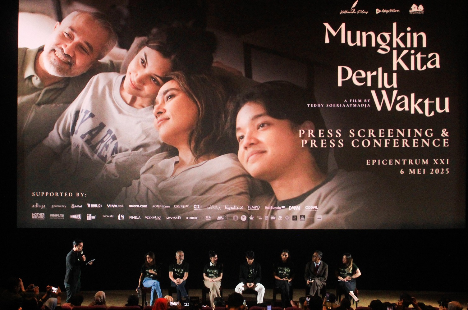Para pemain, sutradara, dan produser Mungkin Kita Perlu Waktu (Sumber foto Hypeabis.id/Robby Fathan) Para pemain, sutradara, dan produser Mungkin Kita Perlu Waktu (Sumber foto Hypeabis.id/Robby Fathan)