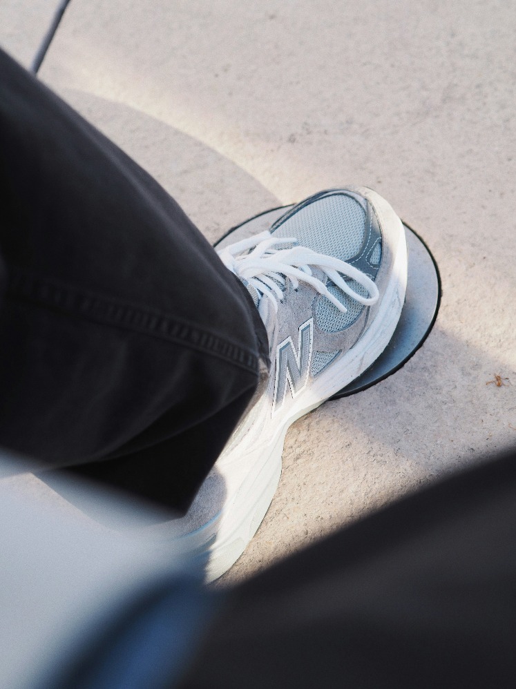 Sepatu abu-abu (Sumber gambar: Unsplash/ Chloé Lefleur) Sepatu abu-abu (Sumber gambar: Unsplash/ Chloé Lefleur)
