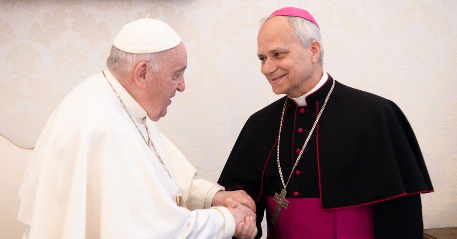 Robert Francis Prevost (Paus baru terpilih) bersama dengan Paus Fransiskus (Sumber gambar: Vatican Media) Robert Francis Prevost (Paus baru terpilih) bersama dengan Paus Fransiskus (Sumber gambar: Vatican Media)