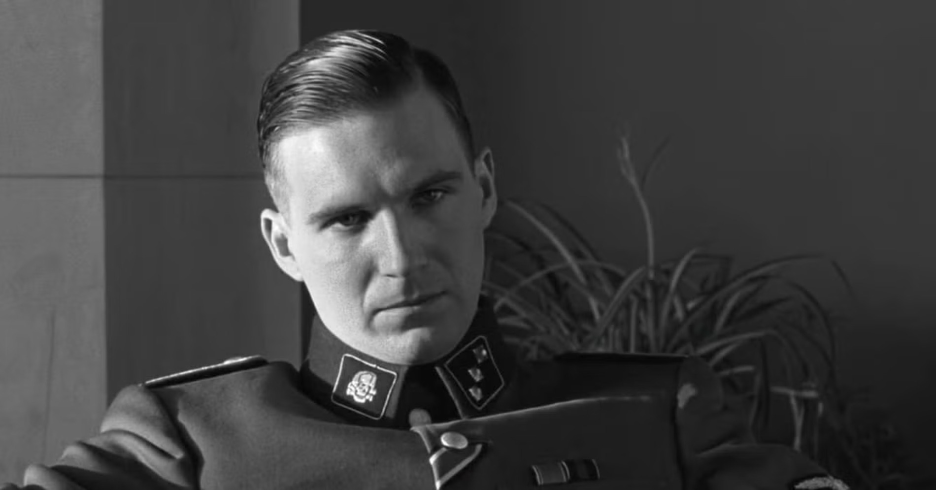 Ralph Fiennes sebagai Amon Göth di film Schindler’s List. (Sumber foto: Universal Pictures) Ralph Fiennes sebagai Amon Göth di film Schindler’s List. (Sumber foto: Universal Pictures)