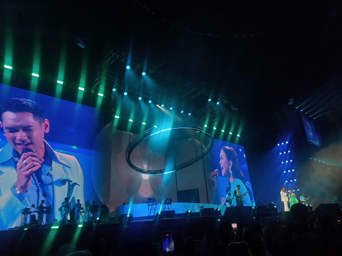 Rossa & Afgan dalam konser Here I Am (Sumber gambar: Chelsea Venda/Hypeabis.id)