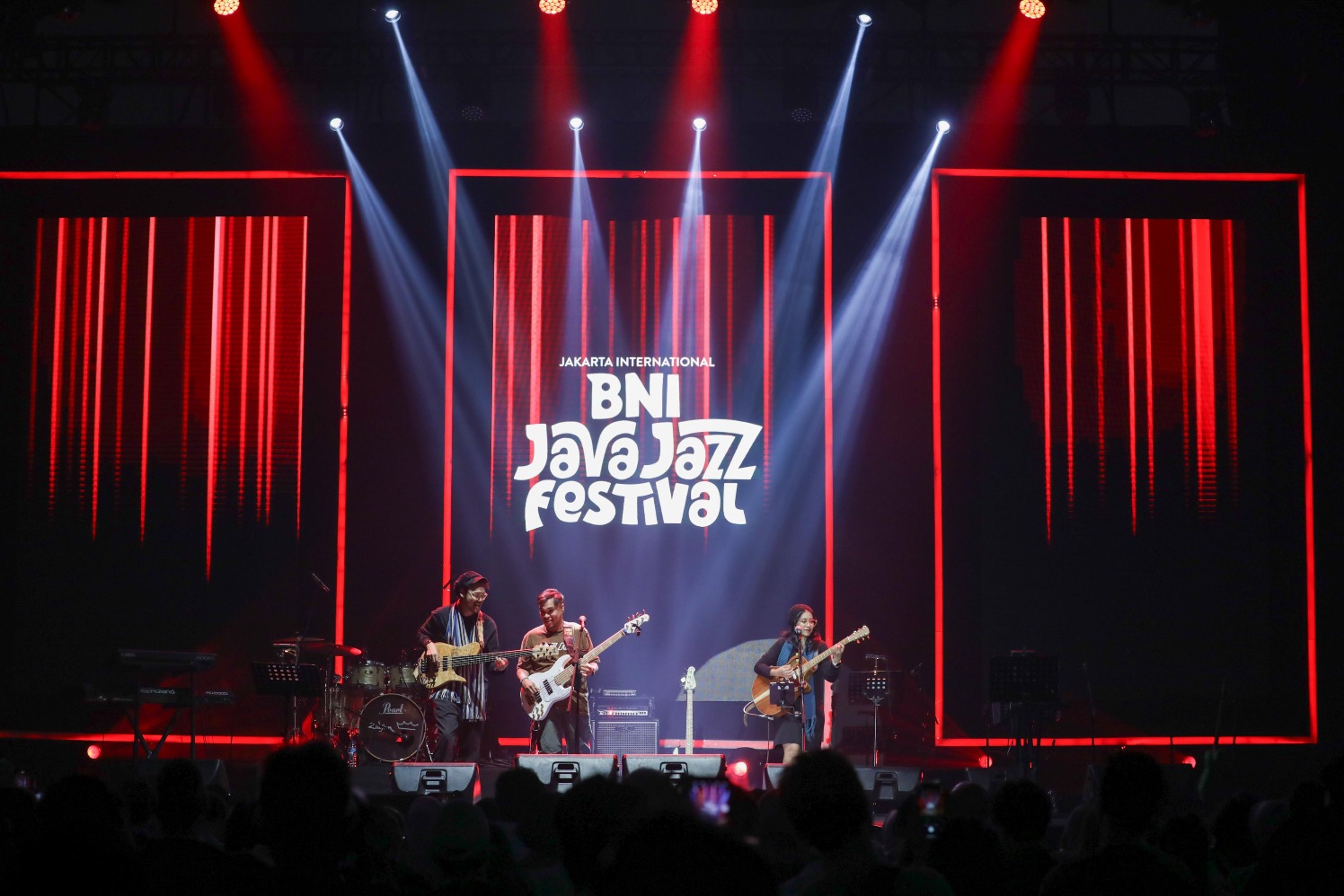 Musisi Barry Likumahuwa feat Endah & Rhesa tampil dalam acara BNI Java Jazz Festival 2024 di JIExpo Kemayoran, Jakarta, Jumat (24/5/2024). (Sumber gambar: JIBI/Bisnis/Himawan L Nugraha)