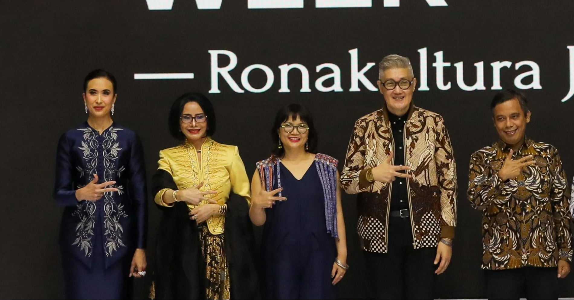 Menteri Pariwisata Widiyanti Putri Wardhana (dari kiri), Ketua Umum Asosiasi Perancang Pengusaha Mode Indonesia & Presiden IFW Poppy Dharsono, Wakil Menteri Pendidikan, Sains dan Teknologi Stella Christie, Penasihat APPMI Musa Widyatmodjo, dan Direktur Utama PT Bank Tabungan Negara (Persero) Tbk. (BTN) Nixon LP Napitupulu pada gelaran penutup BTN Indonesia Fashion Week (IFW) 2025 di Jakarta Convention Center (JCC), Senayan, Jakarta, Minggu (1/6/2025). (sumber : Bisnis/Himawan L Nugraha) Menteri Pariwisata Widiyanti Putri Wardhana (dari kiri), Ketua Umum Asosiasi Perancang Pengusaha Mode Indonesia & Presiden IFW Poppy Dharsono, Wakil Menteri Pendidikan, Sains dan Teknologi Stella Christie, Penasihat APPMI Musa Widyatmodjo, dan Direktur Utama PT Bank Tabungan Negara (Persero) Tbk. (BTN) Nixon LP Napitupulu pada gelaran penutup BTN Indonesia Fashion Week (IFW) 2025 di Jakarta Convention Center (JCC), Senayan, Jakarta, Minggu (1/6/2025). (sumber : Bisnis/Himawan L Nugraha)