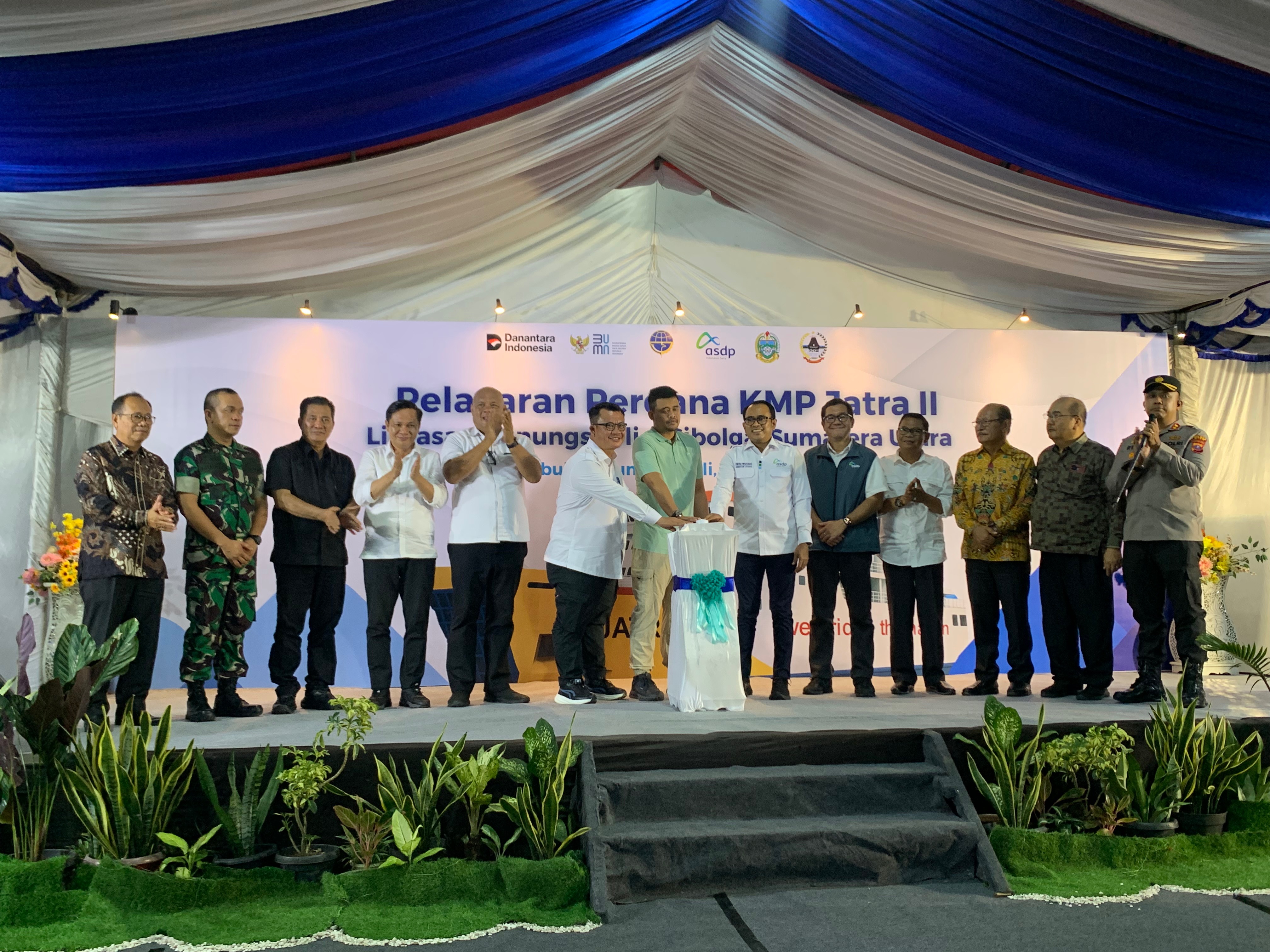 Acara peresmian pelayaran perdana KMP Jatra II di Pelabuhan Gunungsitoli, Jumat (13/6/2025). Sumber gambar: Hypeabis.id/Luke Andaresta.