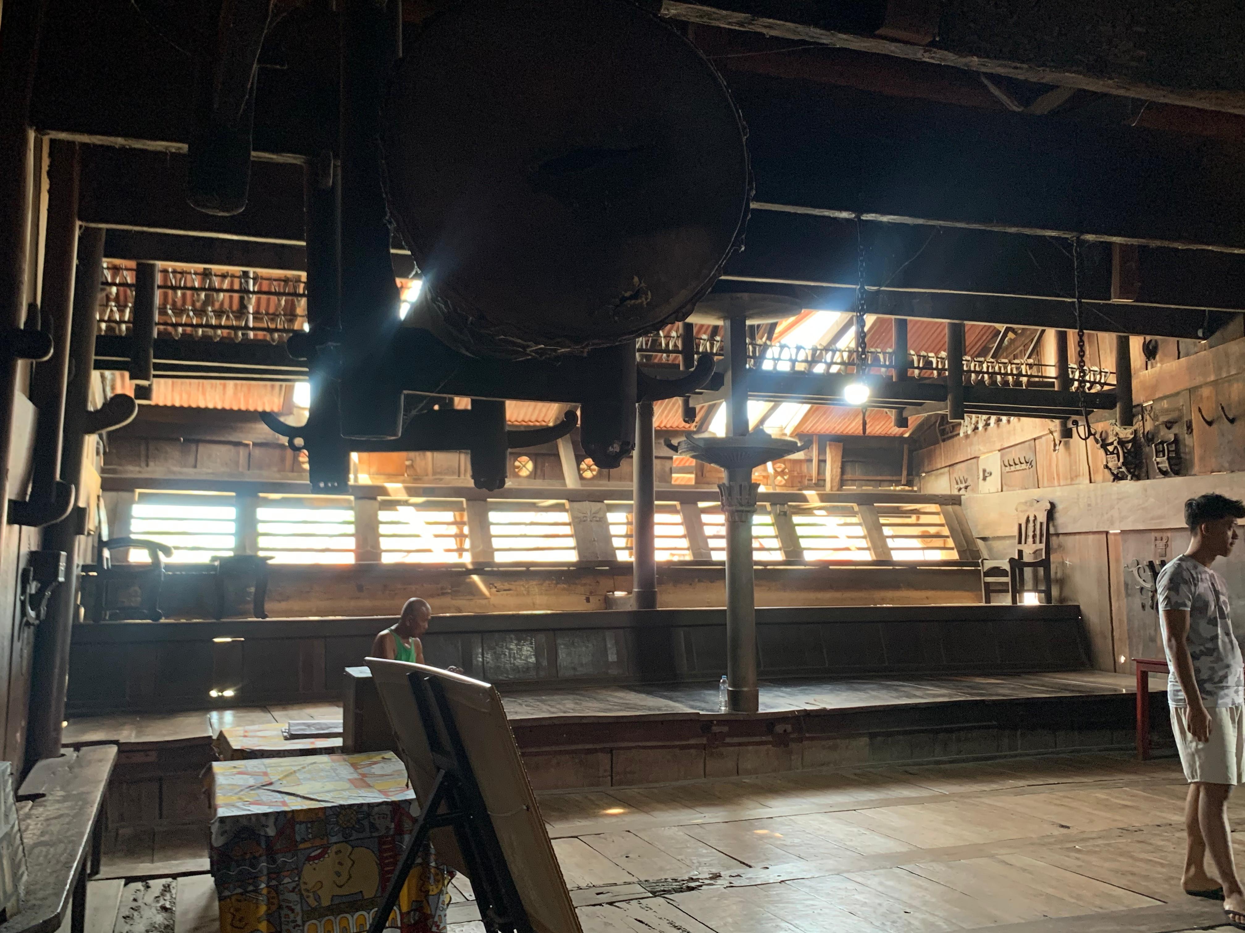 Ruang utama di Omo Nifolasara Sebua. (Sumber gambar: Hypeabis.id/Luke Andaresta)