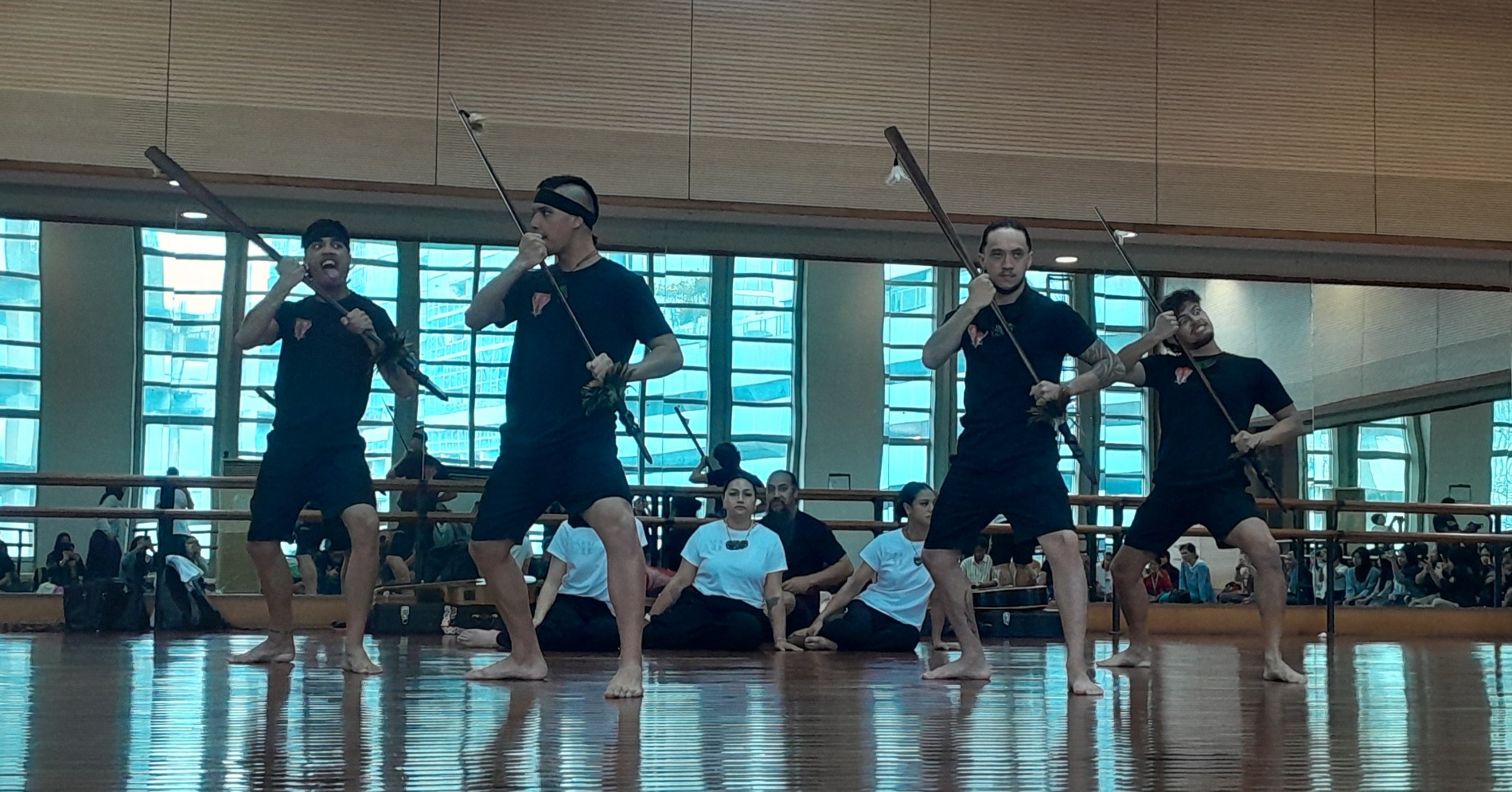 Sejumlah anggota Te Whare Karioi saat menarikan tari tradisi suku Maori di Taman Ismail Marzuki, Ranu, (18/6/25). (sumber gambar: Hypeabis.id/Prasetyo Agung Ginanjar) Sejumlah anggota Te Whare Karioi saat menarikan tari tradisi suku Maori di Taman Ismail Marzuki, Ranu, (18/6/25). (sumber gambar: Hypeabis.id/Prasetyo Agung Ginanjar)