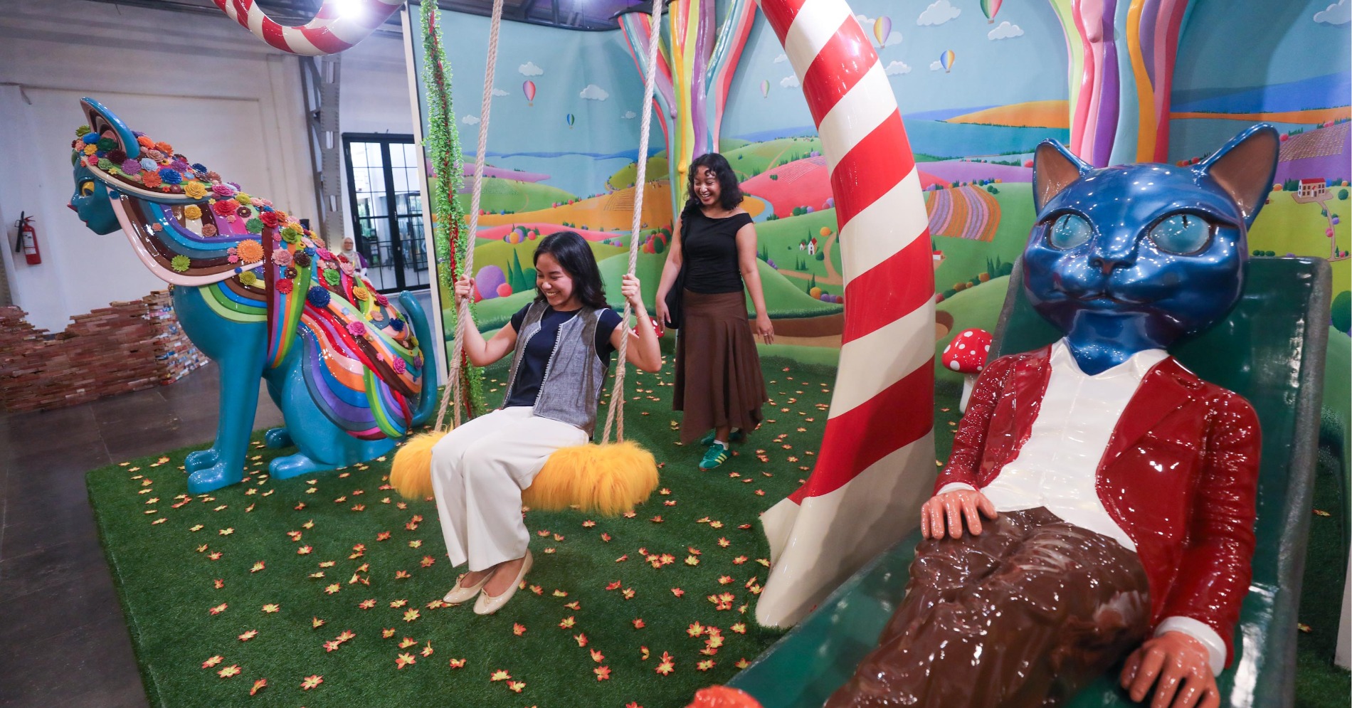 Pengunjung bermain ayunan di karya Syakieb Sungkar dalam Pameran Jakarta Provoke 2025 di Gedung Pos Bloc, Jakarta, Jumat (20/6/2025). Pengunjung bermain ayunan di karya Syakieb Sungkar dalam Pameran Jakarta Provoke 2025 di Gedung Pos Bloc, Jakarta, Jumat (20/6/2025).