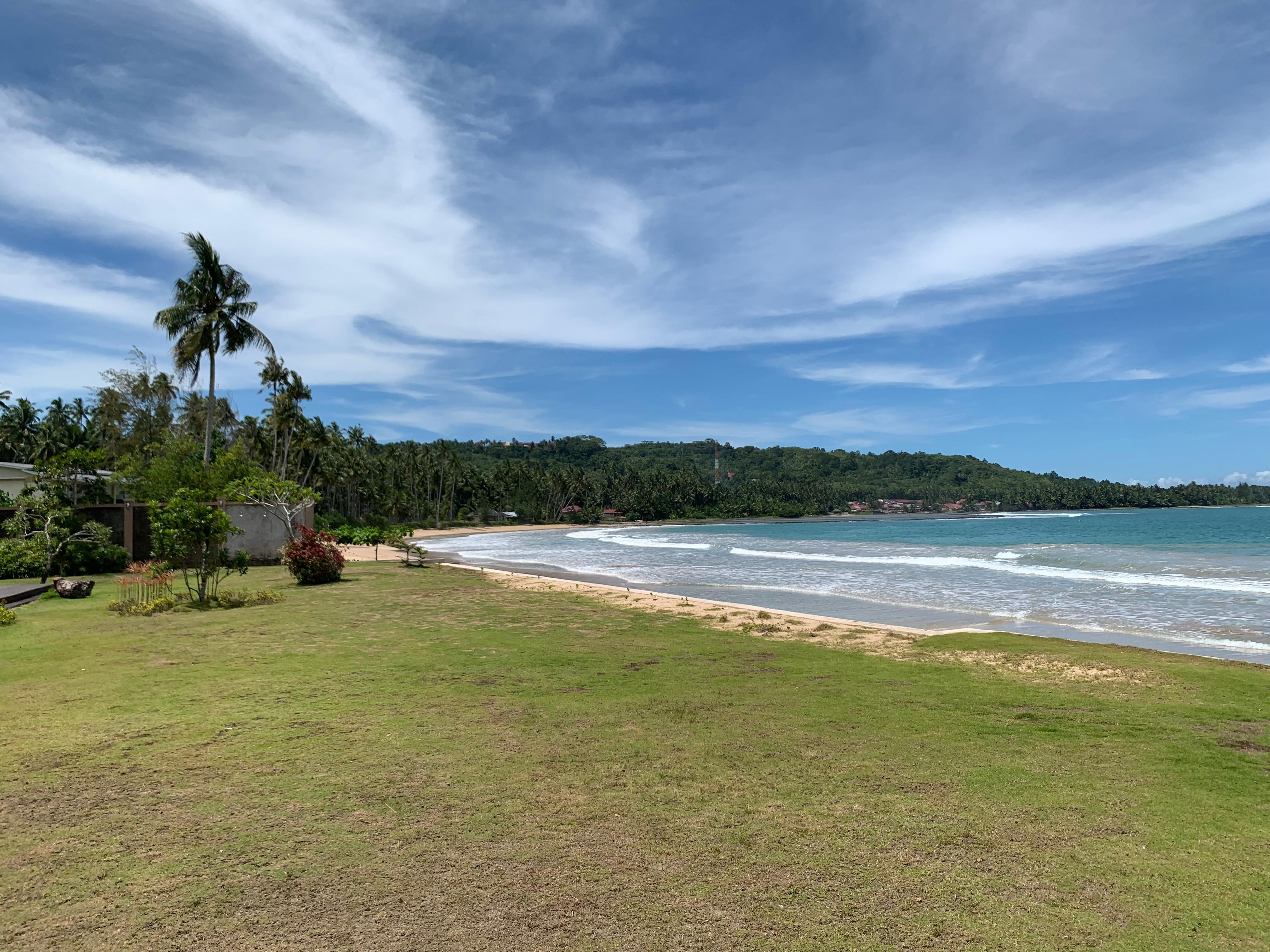 Pemandangan Pantai Lagundri, salah satu pantai eksotis dan terkenal sebagai tempat selancar di Pulau Nias. (Sumber gambar: Hypeabis.id/Luke Andaresta). Pemandangan Pantai Lagundri, salah satu pantai eksotis dan terkenal sebagai tempat selancar di Pulau Nias. (Sumber gambar: Hypeabis.id/Luke Andaresta).