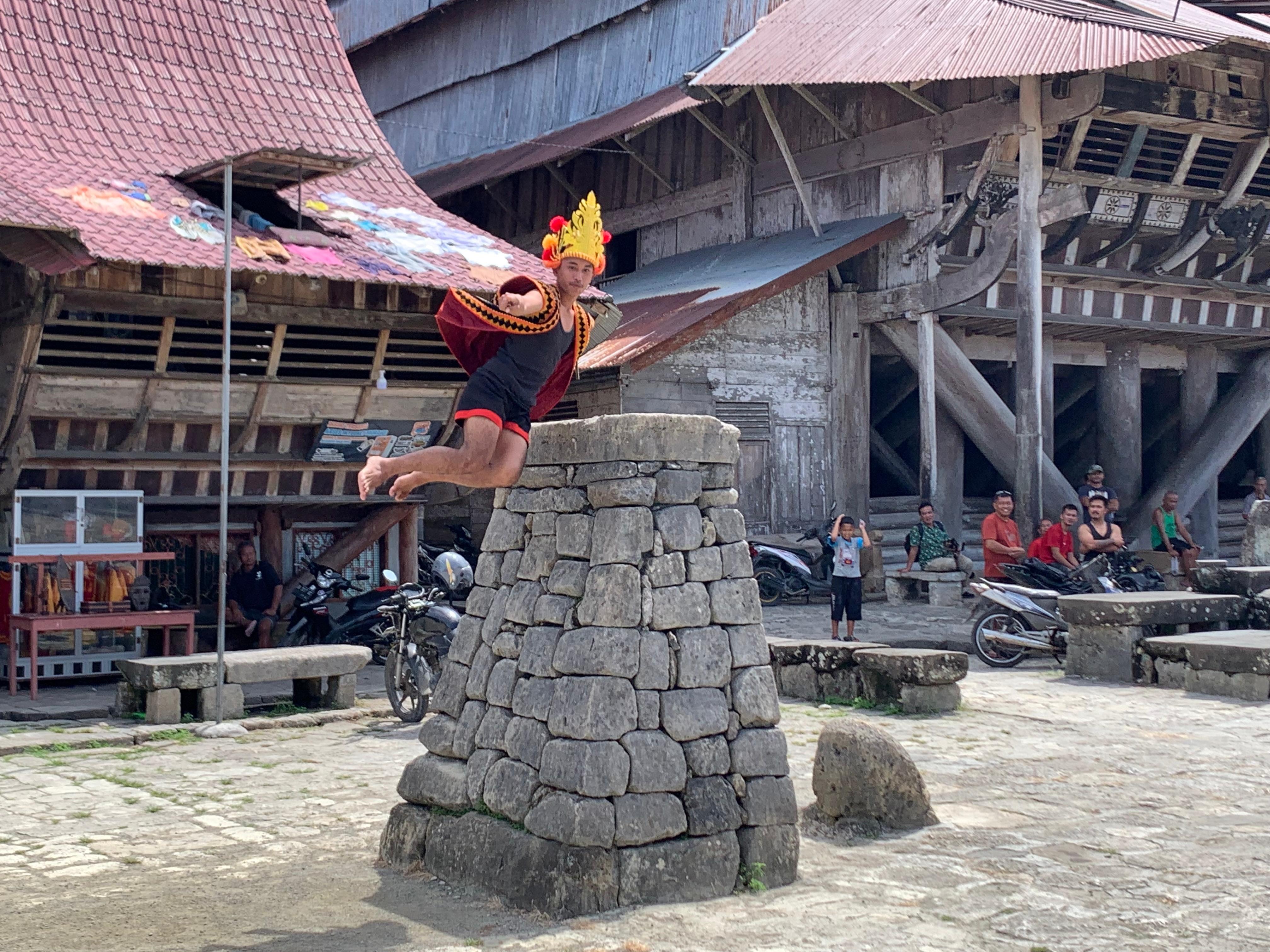 Atraksi Lompat Batu (Fahombo), salah satu tradisi budaya yang terkenal di Nias. (Sumber gambar: Hypeabis.id/Luke Andaresta). Atraksi Lompat Batu (Fahombo), salah satu tradisi budaya yang terkenal di Nias. (Sumber gambar: Hypeabis.id/Luke Andaresta).