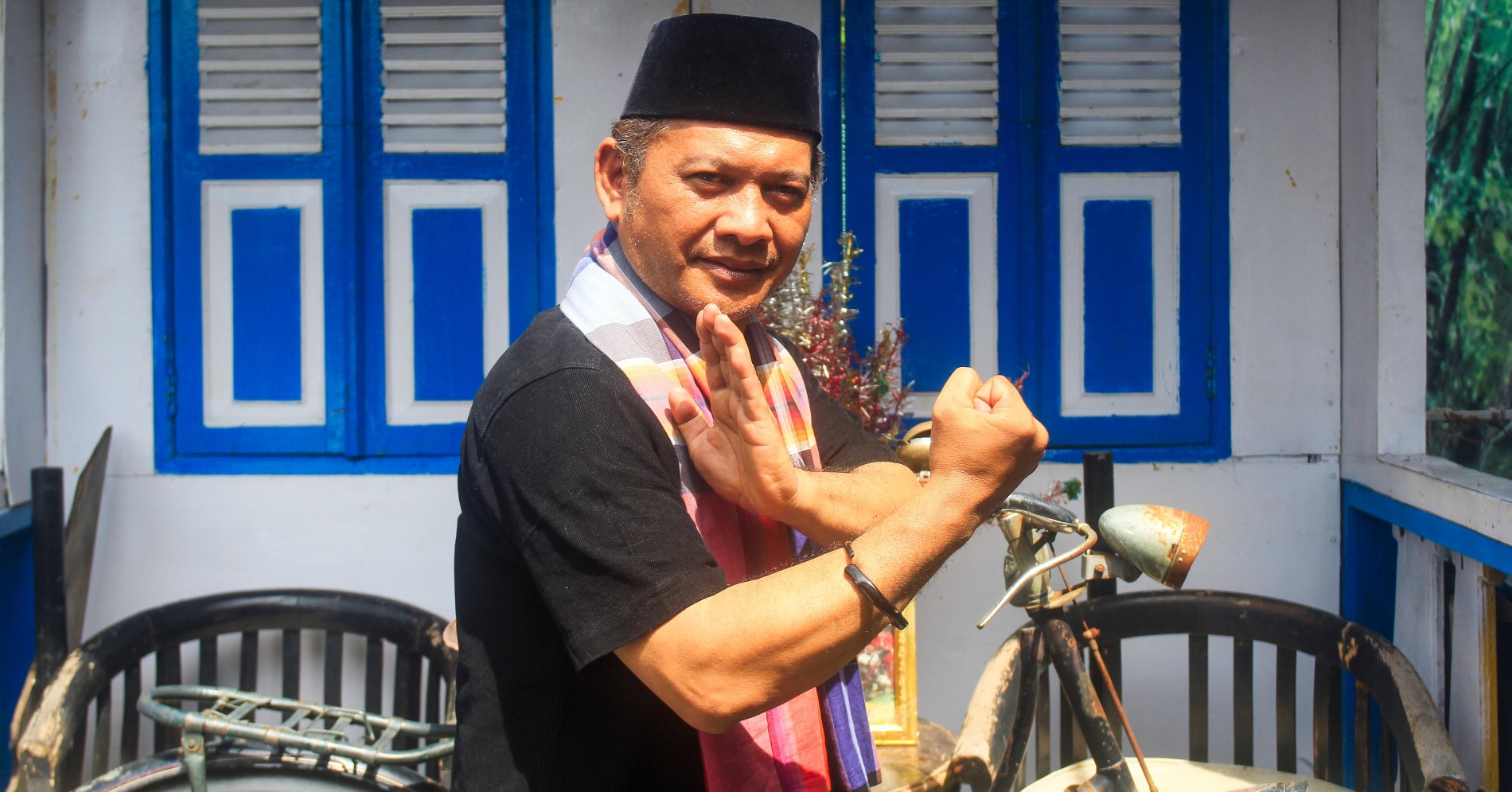 H. Bachtiar mempraktikkan salah satu jurus silat cingkrik, di sanggarnya (sumber gambar: Hypeabis.id/Robby Fathan) H. Bachtiar mempraktikkan salah satu jurus silat cingkrik, di sanggarnya (sumber gambar: Hypeabis.id/Robby Fathan)