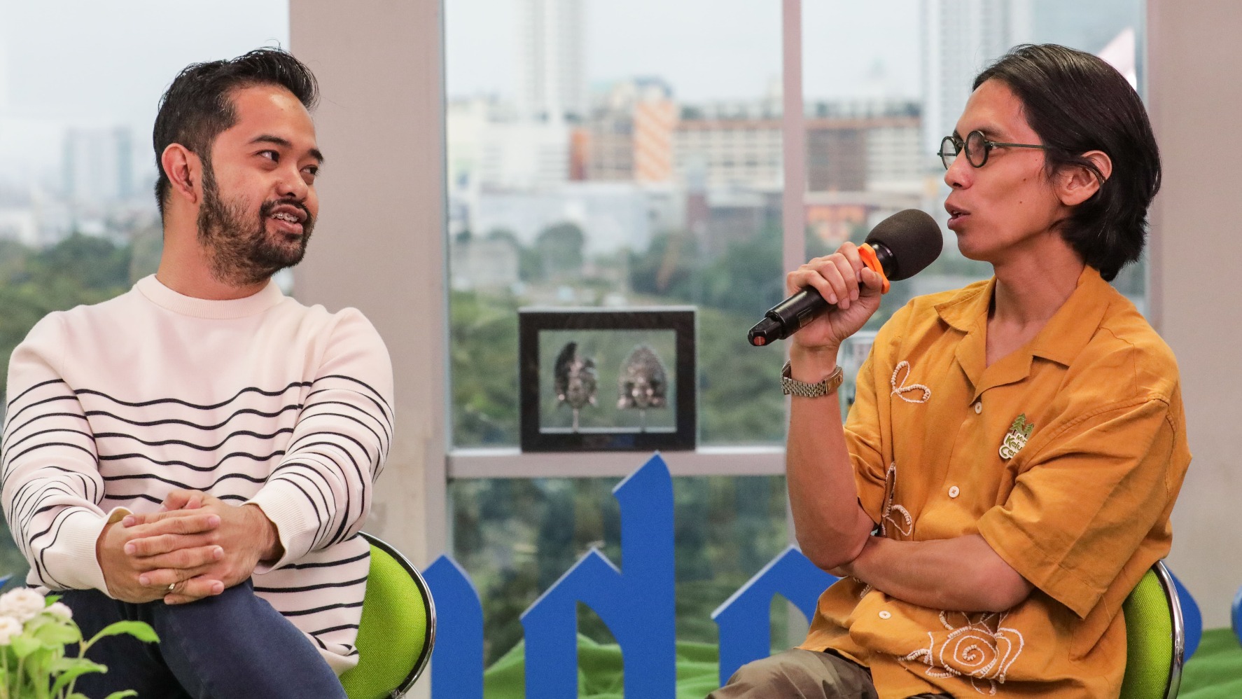 CEO Visinema sekaligus Eksekutif Produser Film Jumbo Angga Dwimas Sasongko (kanan) dan Sutradara Ryan Adriandhy memberikan paparan saat acara Kamis Santuy di Wisma Bisnis Indonesia, Jakarta, Kamis (19/6/2025).
