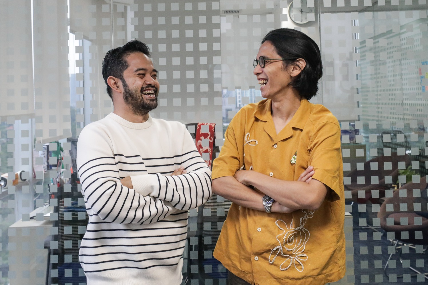 CEO Visinema sekaligus Eksekutif Produser Film Jumbo Angga Dwimas Sasongko (kanan) dan Sutradara Ryan Adriandhy memberikan paparan saat acara Kamis Santuy di Wisma Bisnis Indonesia, Jakarta, Kamis (19/6/2025).