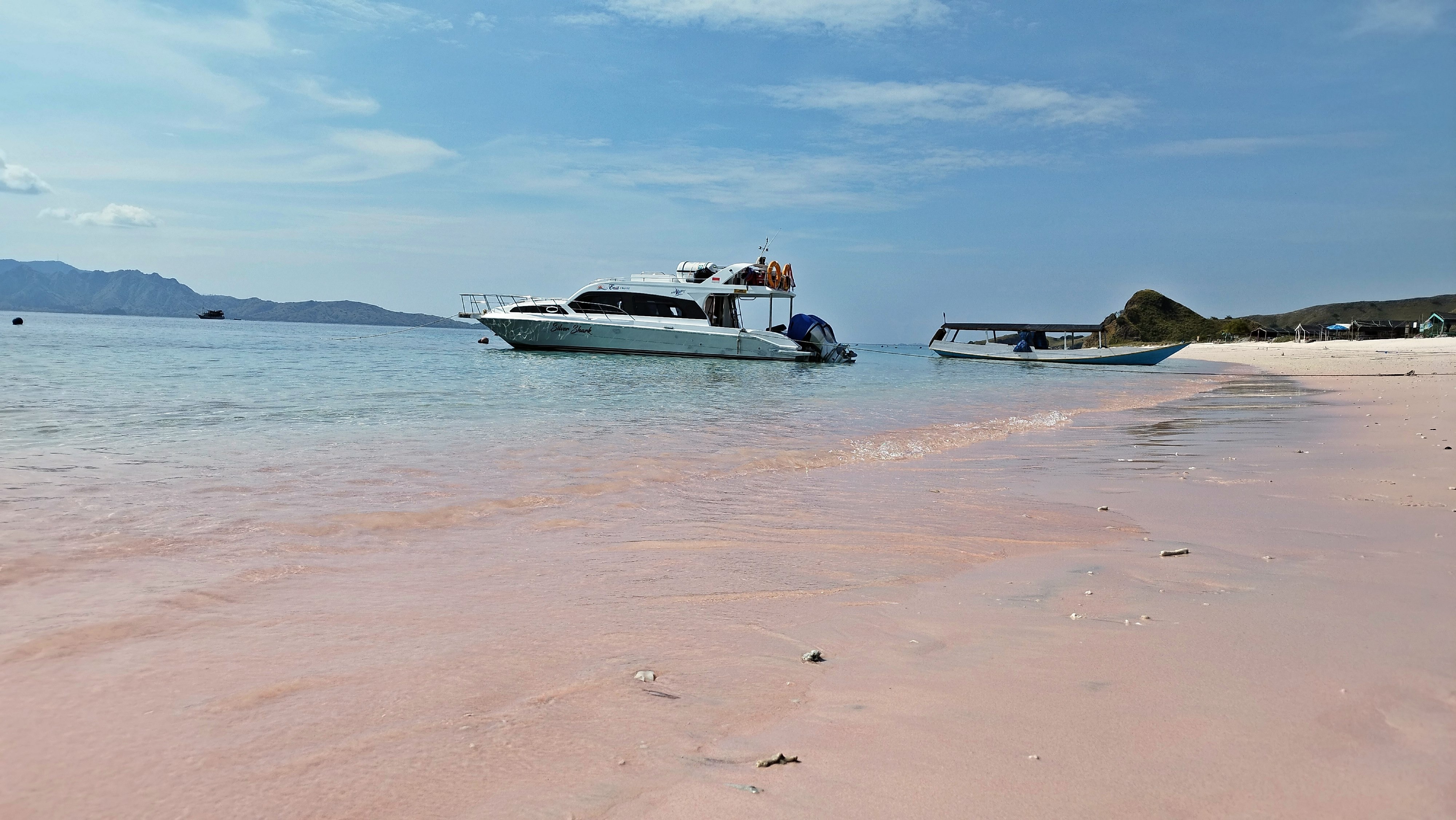 Pink Beach. (Foto: Hypeabis.id) Pink Beach. (Foto: Hypeabis.id)