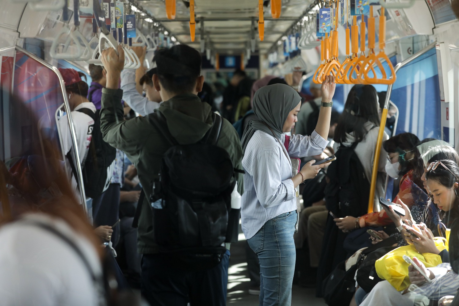 Penumpang berada di dalam rangkaian kereta MRT di Jakarta, Selasa (1/7/2025). (Sumber gambar: JIBI/Bisnis/Arief Hermawan P)