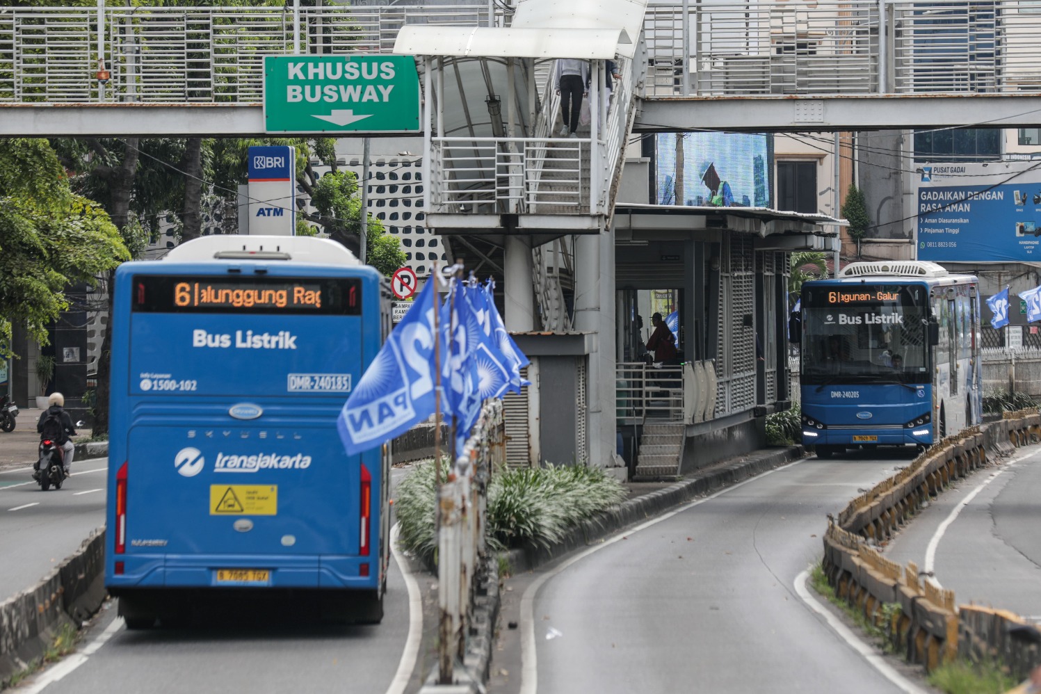  Bus Transjakarta melintas di Jakarta, Minggu (20/4/2025). (Sumber gambar: JIBI/Bisnis/Fanny Kusumawardhani)