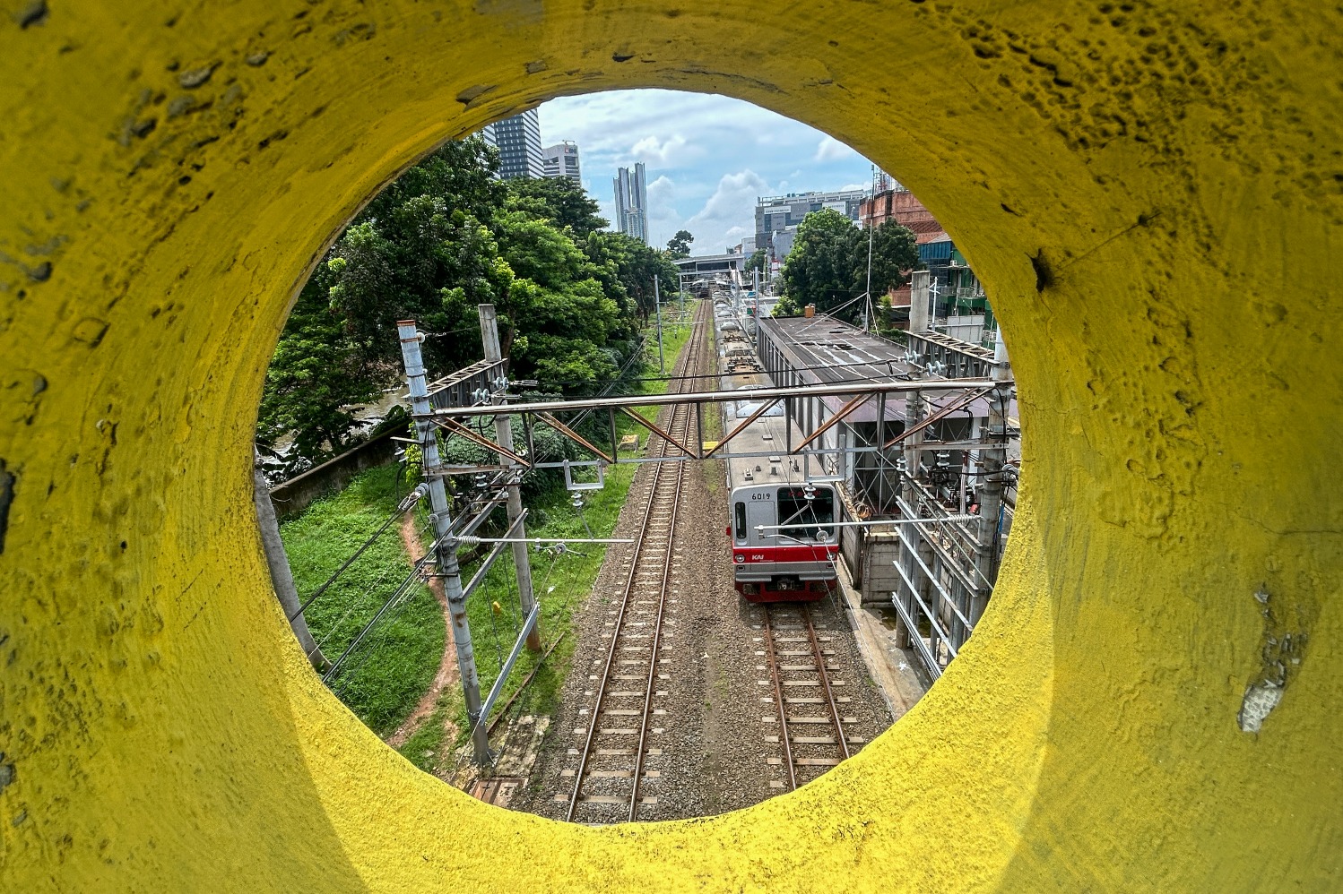 Rangkaian KRL melintas di Jakarta, Senin (24/2/2025). (Sumber gambar: JIBI/Bisnis/Fanny Kusumawardhani)