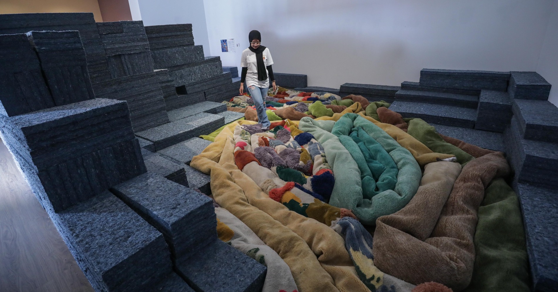 Pengunjung mengamati karya dalam pameran Kids Biennale Indonesia 2025 di Galeri Nasional, Jakarta, Kamis (3/7/2025)