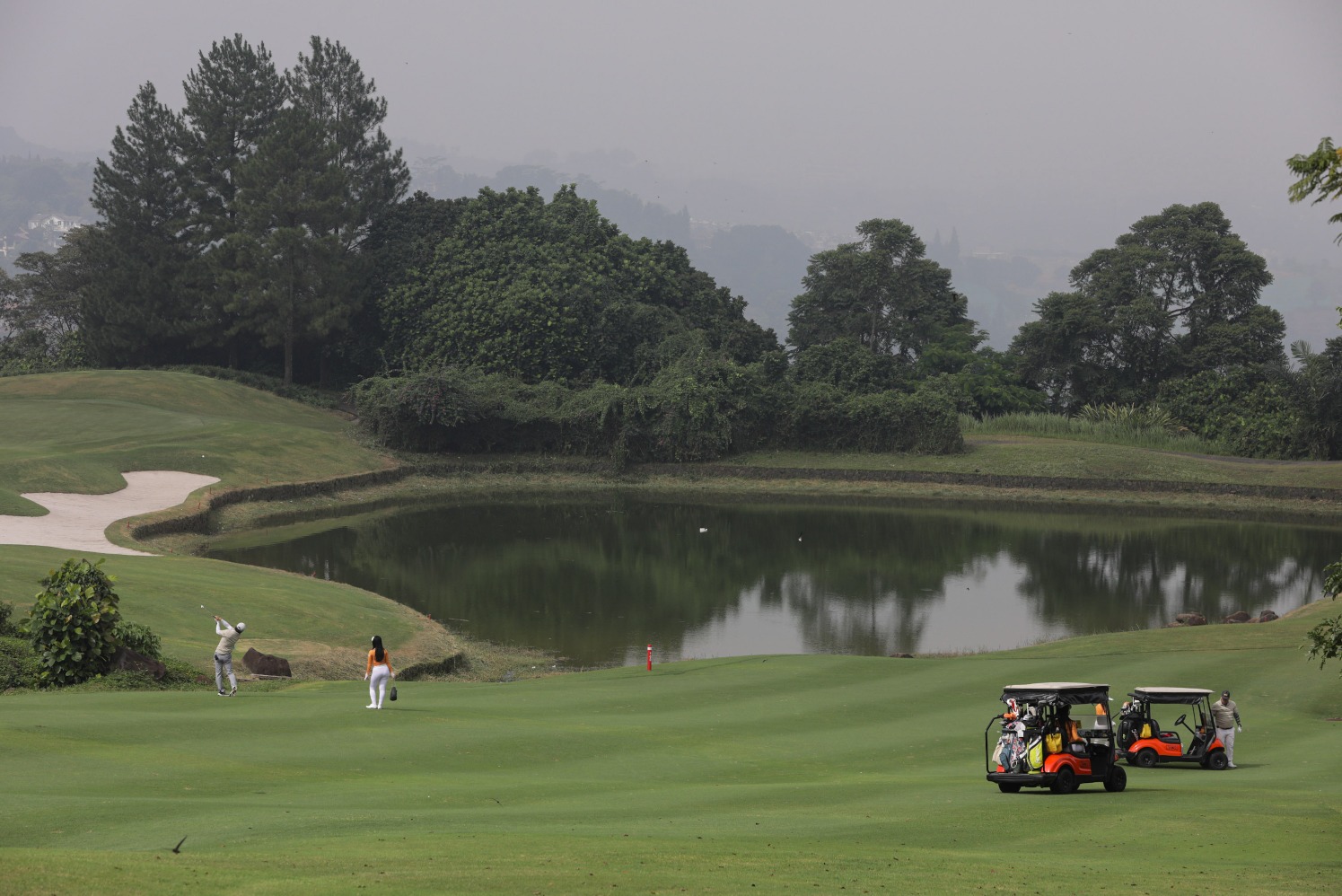 Peserta melakukan pukulan saat mengikuti Bisnis Indonesia Executive Golf Tournament 2025 di Rainbow Hills Golf Club, Bogor, Jawa Barat, Kamis (23/1/2025). (Sumber gambar: JIBI/Bisnis/Arief Hermawan P)