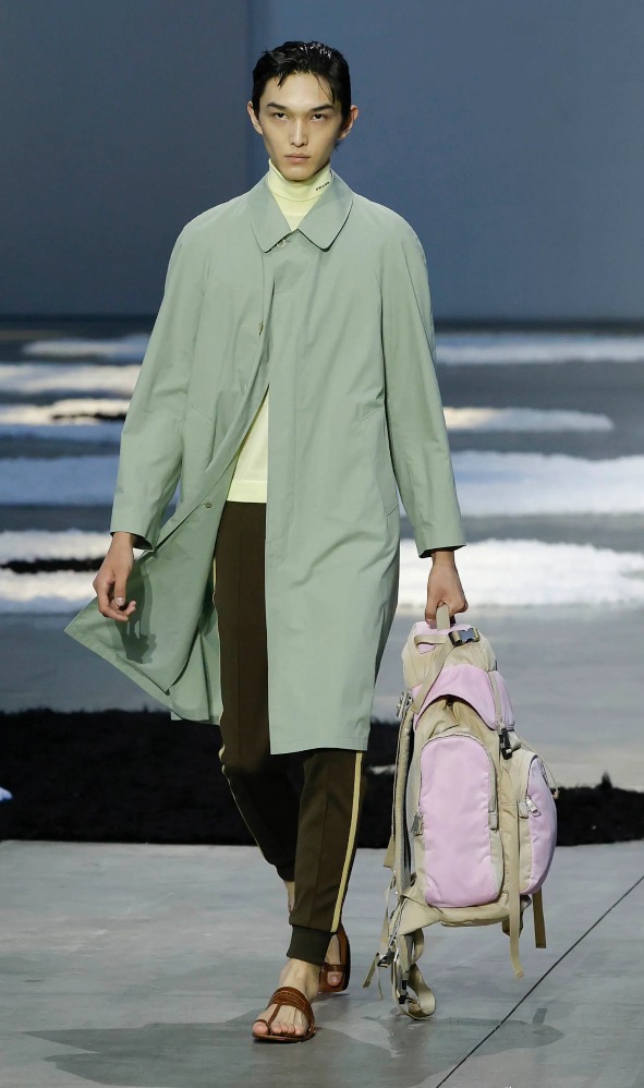 Look Prada yang Menampilkan Saldal Kohalpuri Chappal (Sumber Foto: Prada) Look Prada yang Menampilkan Saldal Kohalpuri Chappal (Sumber Foto: Prada)