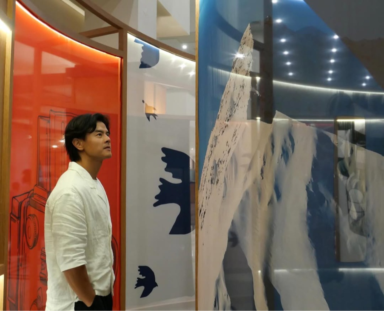 Aktor Dion Wiyoko di pameran Chronospira (Sumber gambar: Instagram/Yandylaurens)