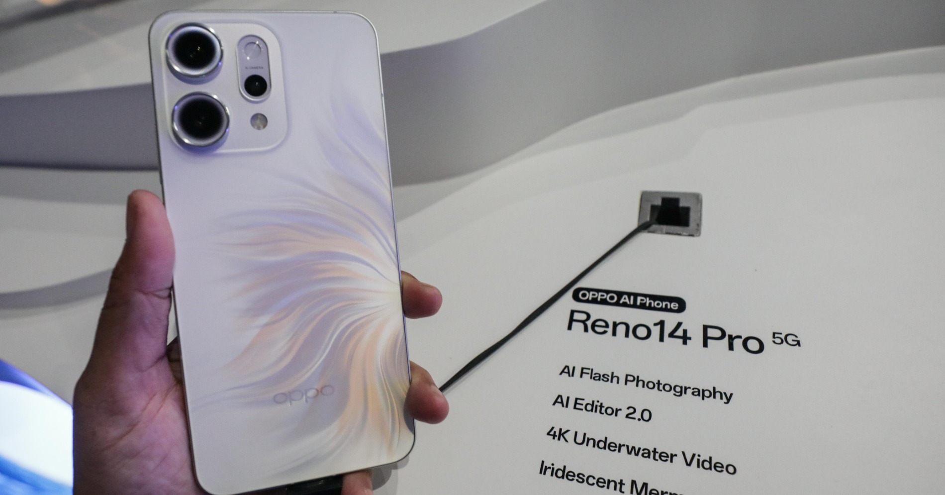 Oppo Reno 14 Pro. (Sumber foto: Fanny Kusumawardhani/Hypeabis.id) Oppo Reno 14 Pro. (Sumber foto: Fanny Kusumawardhani/Hypeabis.id)