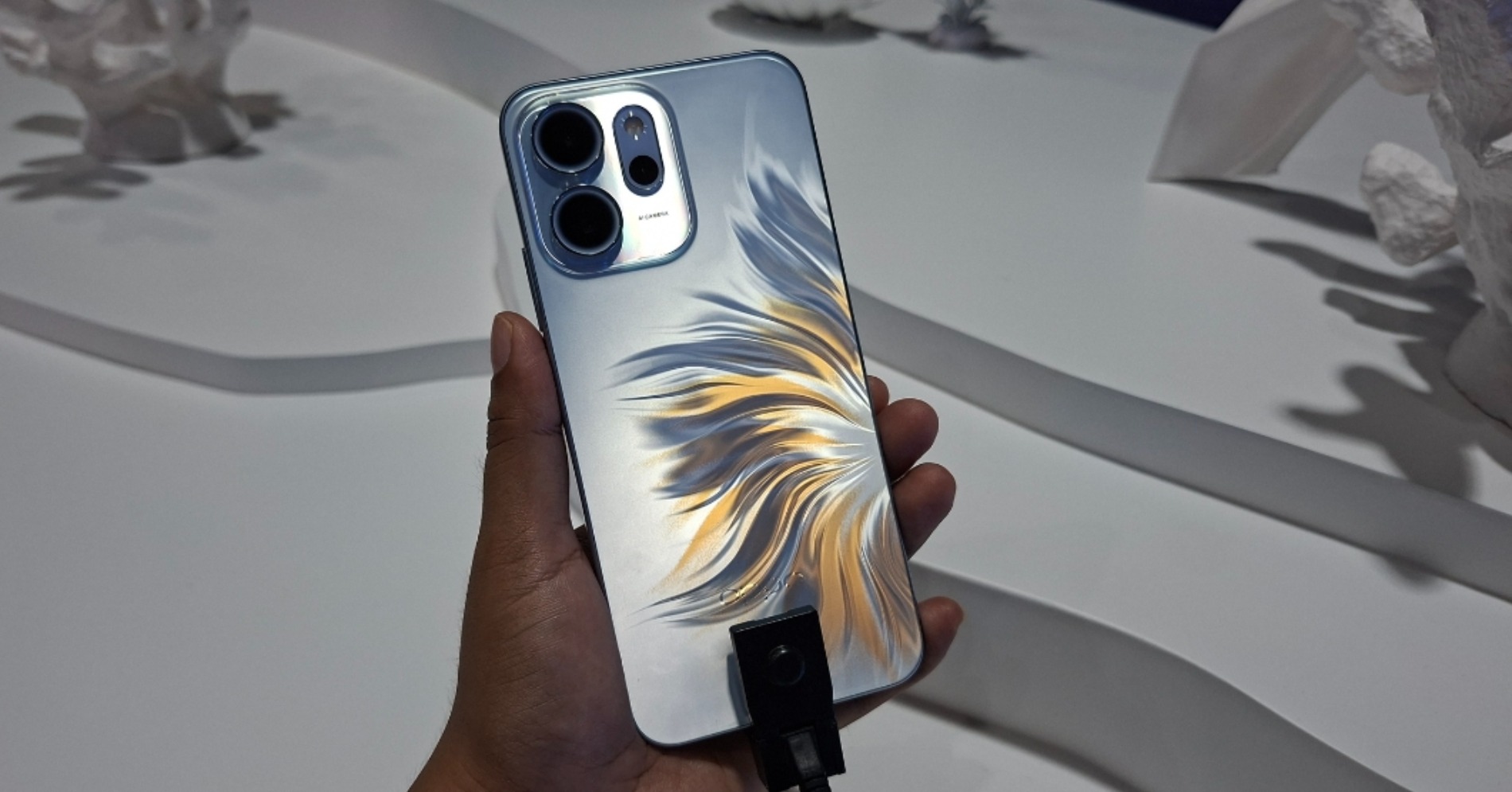 Desain mermaid di Oppo Reno 14 Series. (Sumber foto: Desyinta Nuraini/Hypeabis.id)