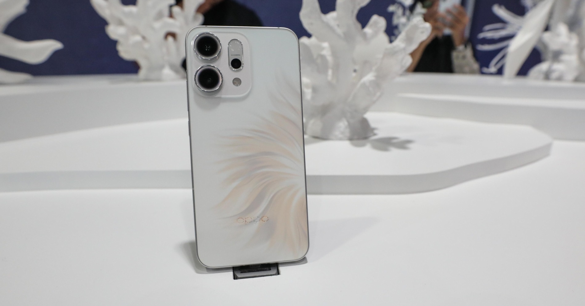 Desain mermaid di Oppo Reno 14 Pro. (Sumber foto: Fanny Kusumawardhani/Hypeabis.id)