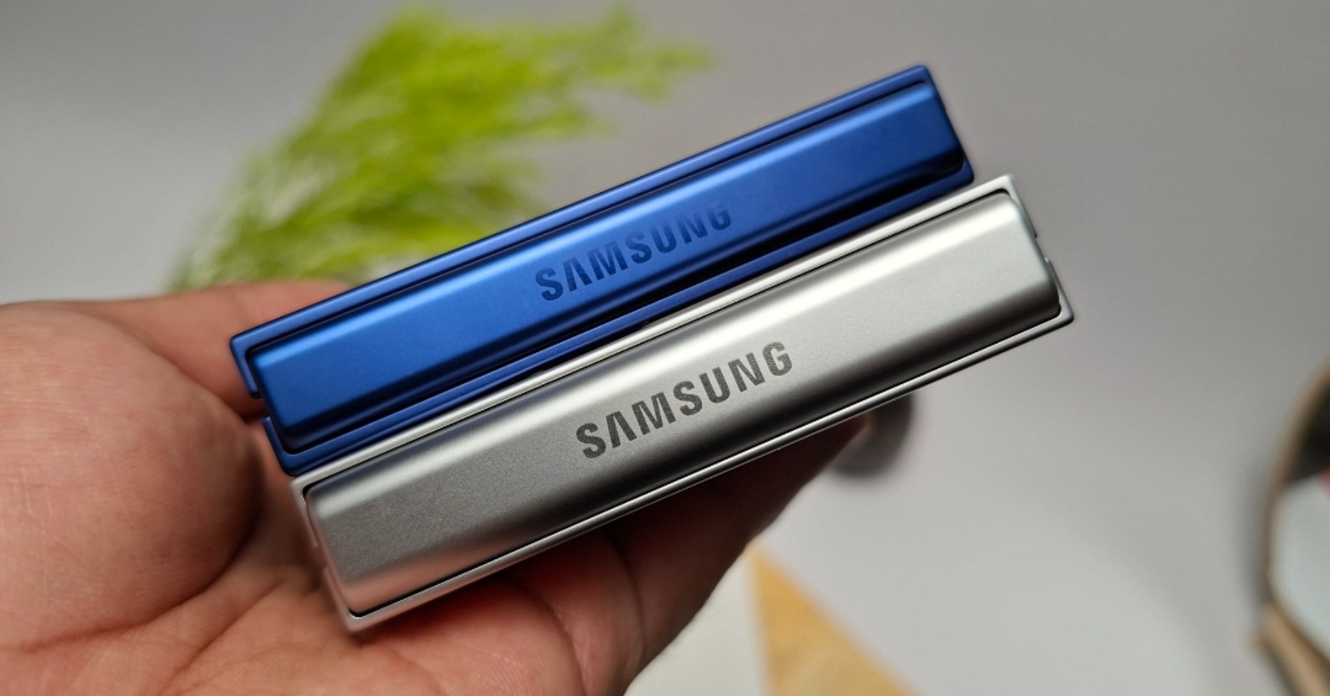 Perbedaan ukuran antara Samsung Galaxy Z Flip 7 dan Galalxy Z Flip 6. (Sumber gambar: Desyinta Nuraini/Hypeabis.id)