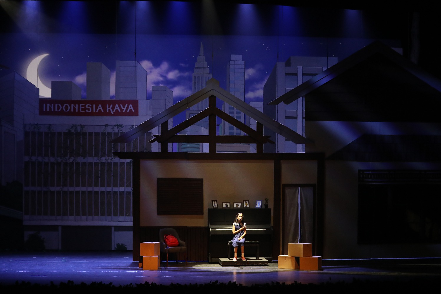  Pelakon memainkan pertunjukan panggung musikal Petualangan Sherina di Graha Bakti Budaya, Taman Ismail Marzuki, Jakarta, Kamis (10/7/2025). (Sumber gambar: JIBI/Bisnis/Eusebio Chrysnamurti)
