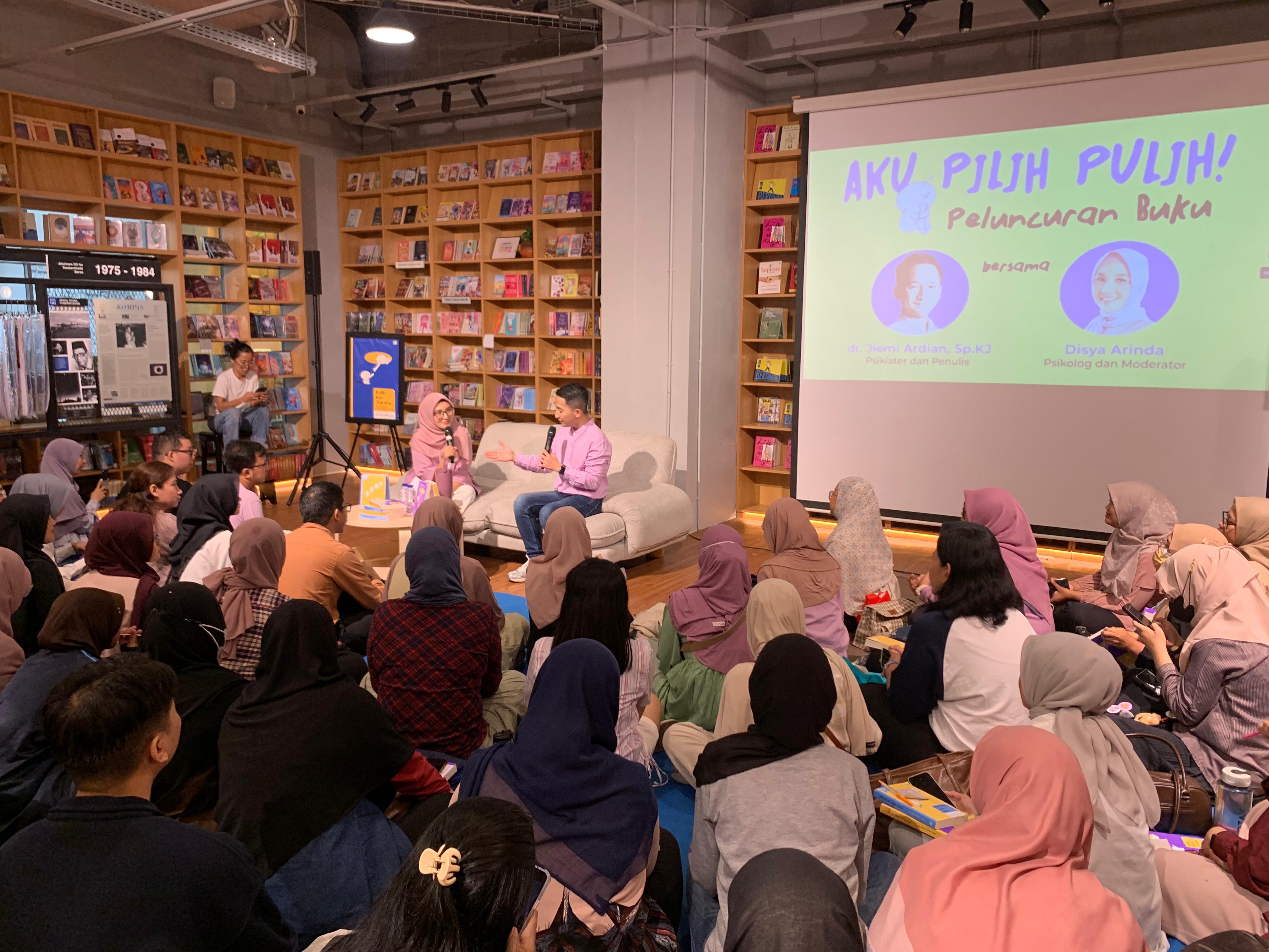 Psikiater sekaligus penulis Jiemi Ardian di acara peluncuran buku Pulih dari Trauma di Gramedia Jalma, Jakarta, Minggu (13/7/2025). Sumber gambar: Hypeabis.id/Luke Andaresta.